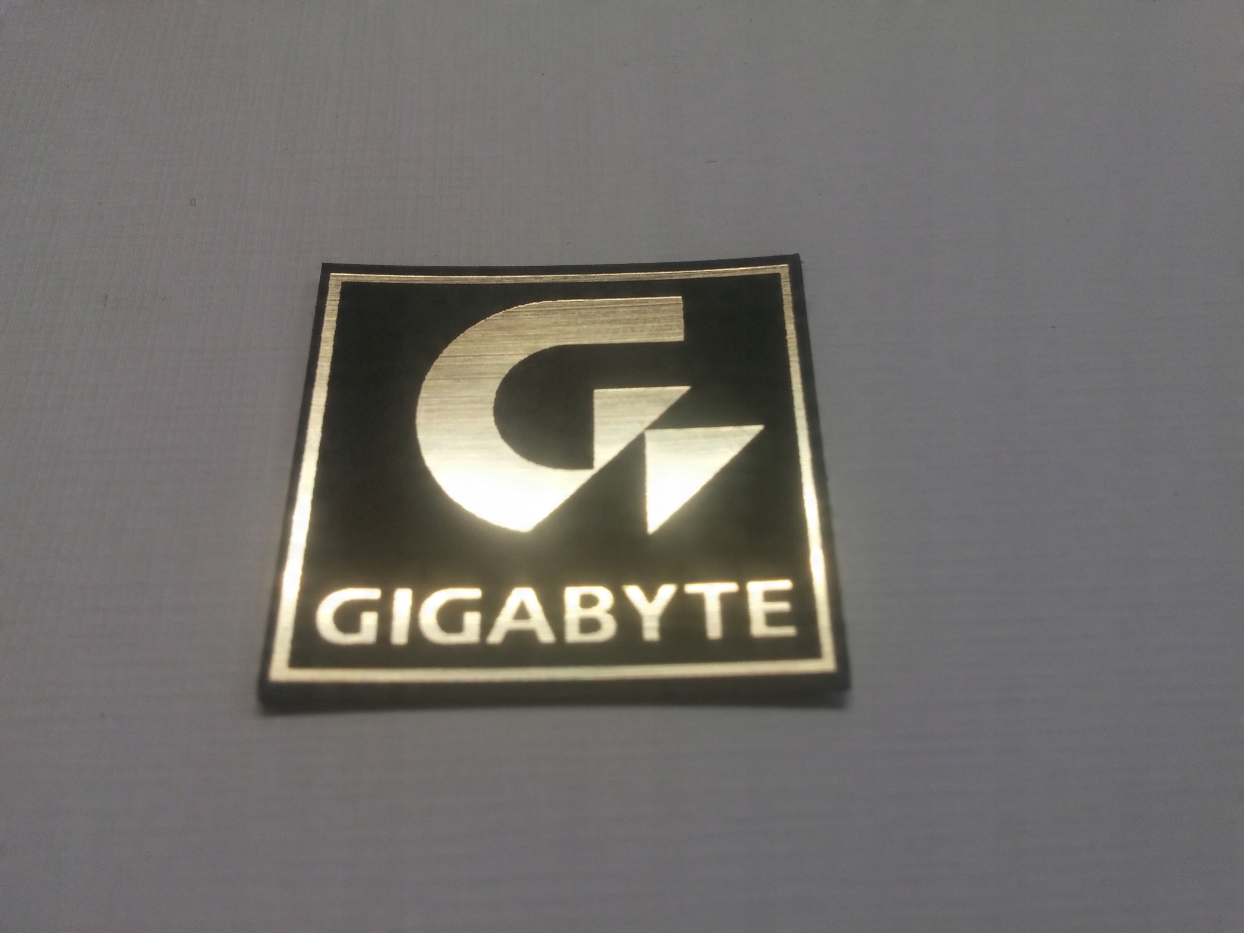 

Gigabyte naklejka emblemat 29 x 27 mm *złota