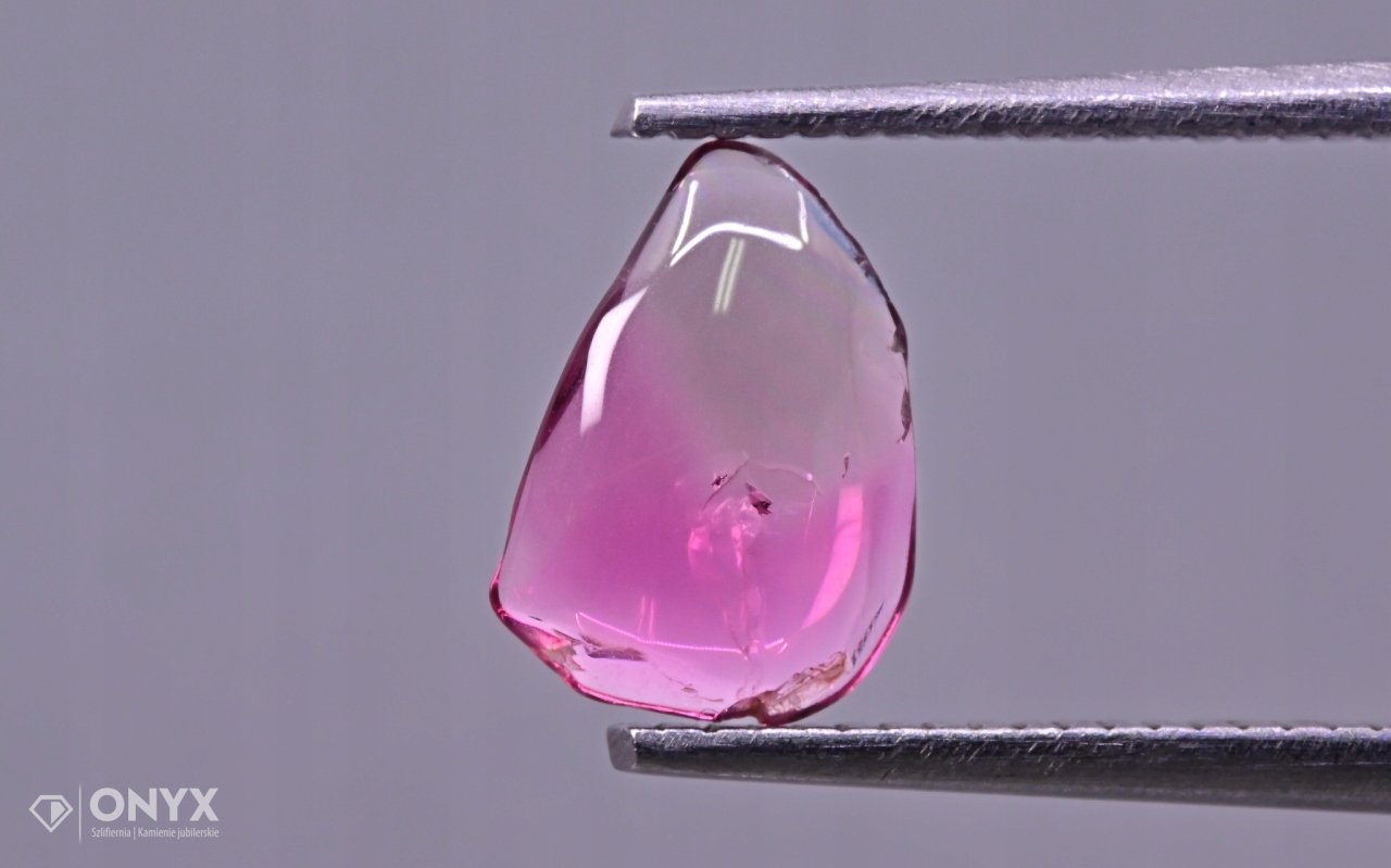 Turmalín konvexní nepravidelná destička 8x5,5 mm