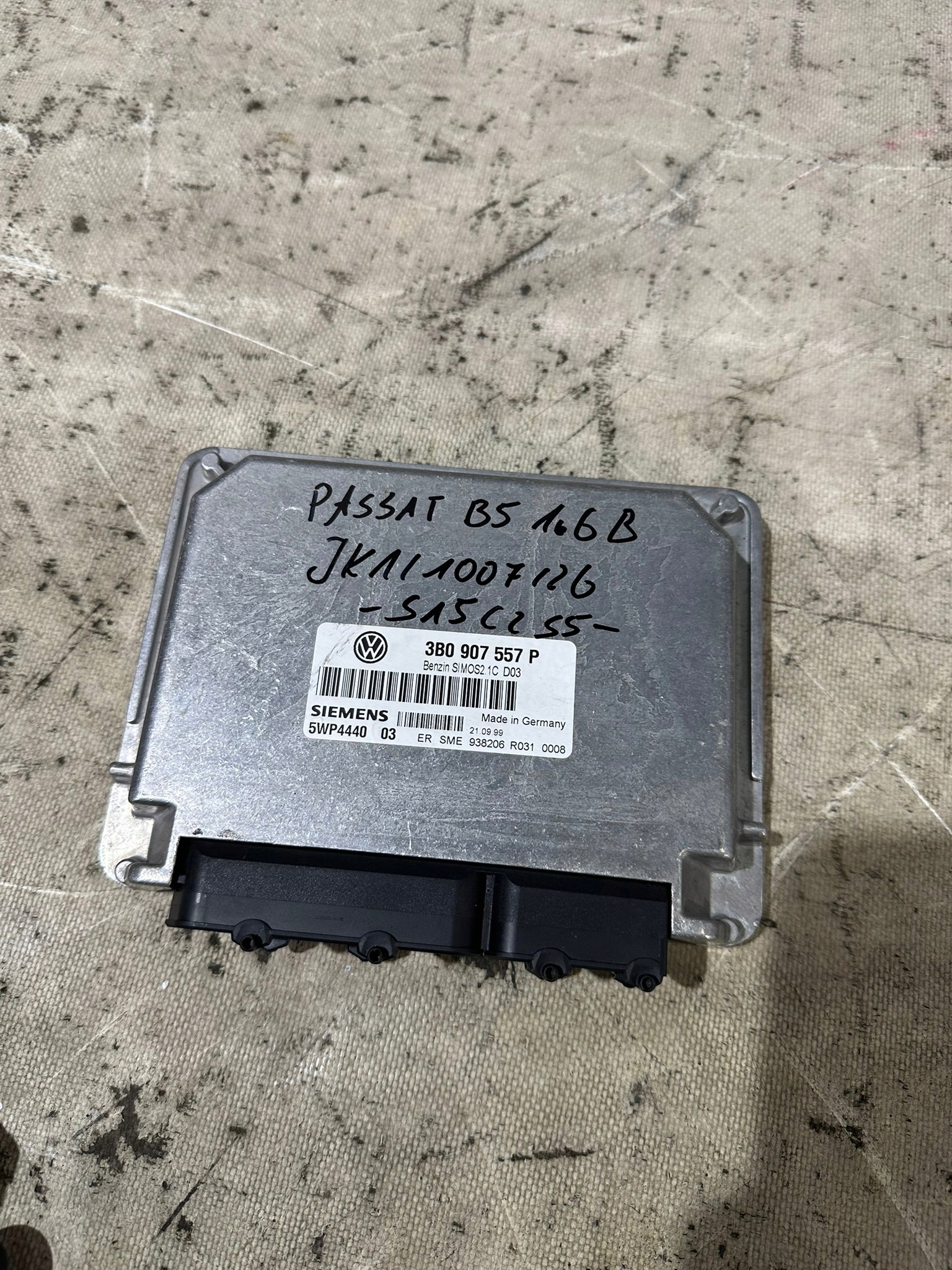 control unit of the engine VOLKSWAGEN VW PASSAT B5 1.6B 3B0907557P