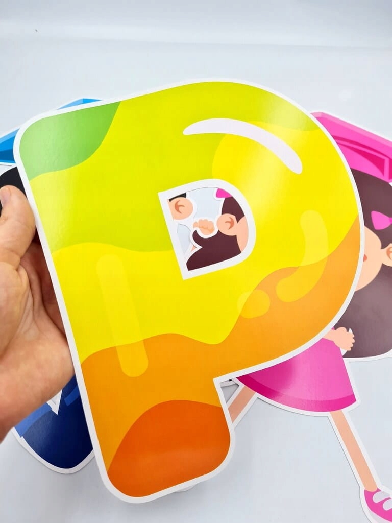 DEKORACJA:PASOWANIE NA PRZEDSZKOLAKA litery+dzieci Bohater brak