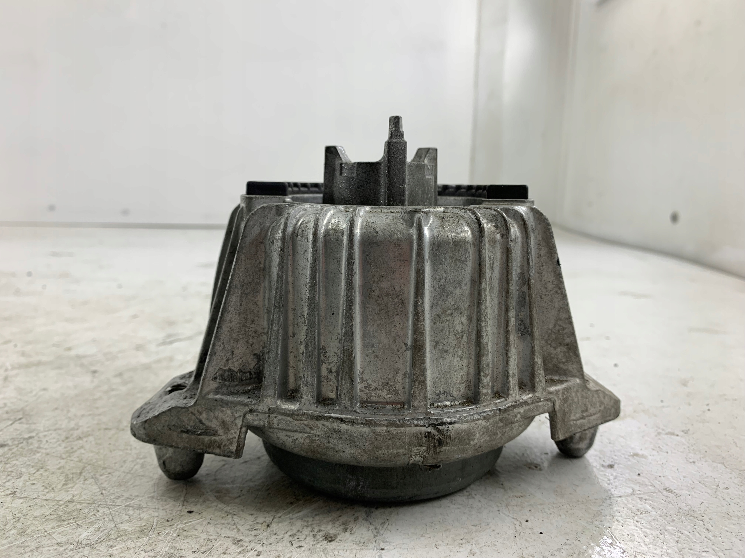 MERCEDES W212 3.0 CDI engine mount A2042405817