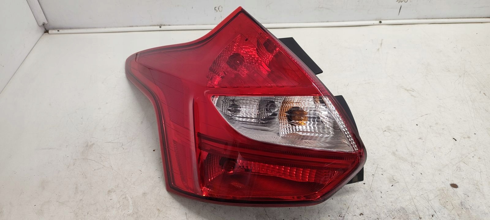 light rear part rear left Ford Focus MK3 HB