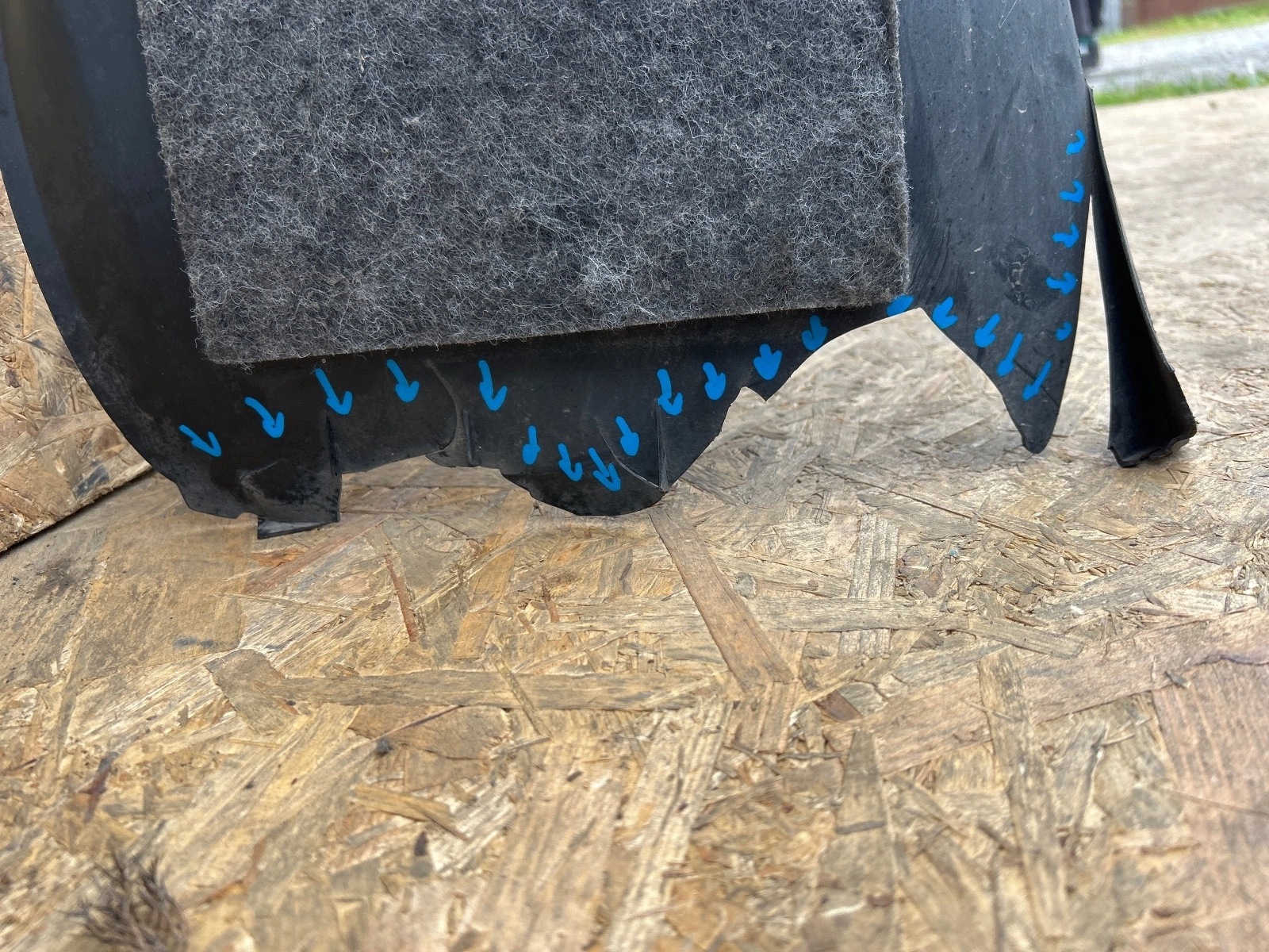 damaged mudguard right front Kia Caren’s IV 2013