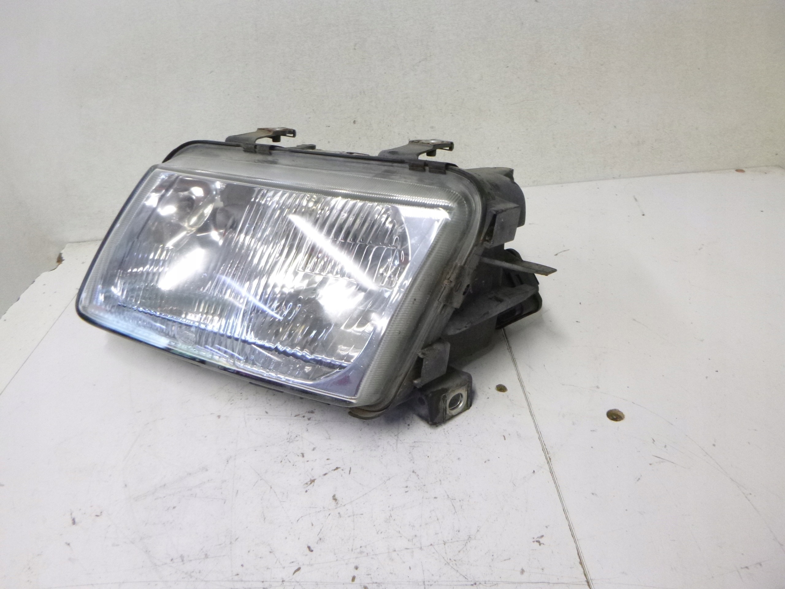 light reflektor front left Audi A3 8L pre facelift 96-00 Hella OE EU