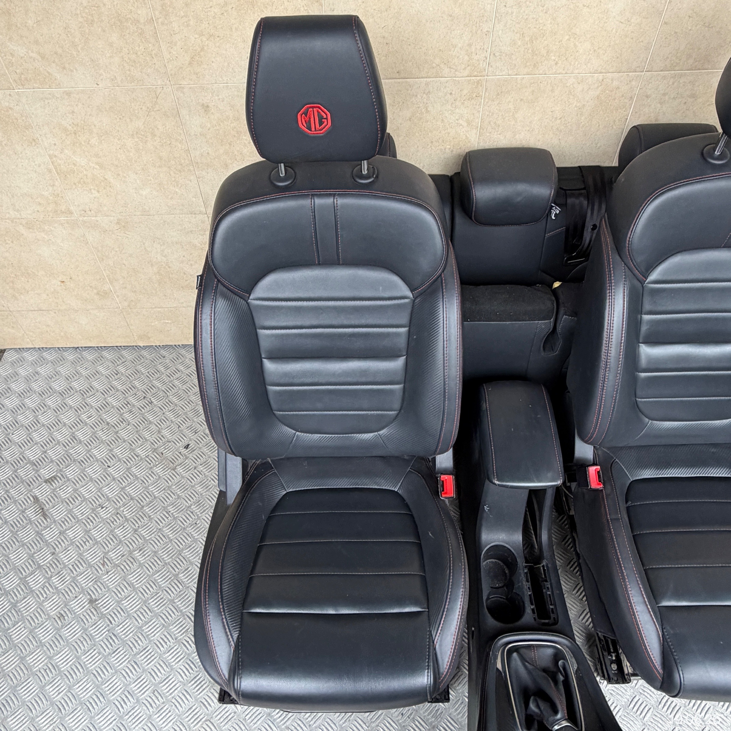 Sitze SKORZANE TUNEL Sitz KOMPLET MG ZS 2023 ROK