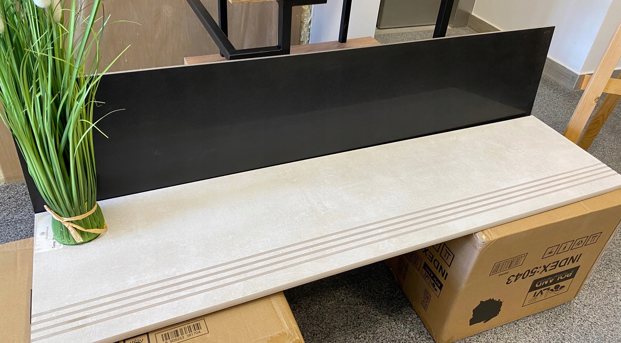 stopnice gres 30x120 + czarne podstopnice