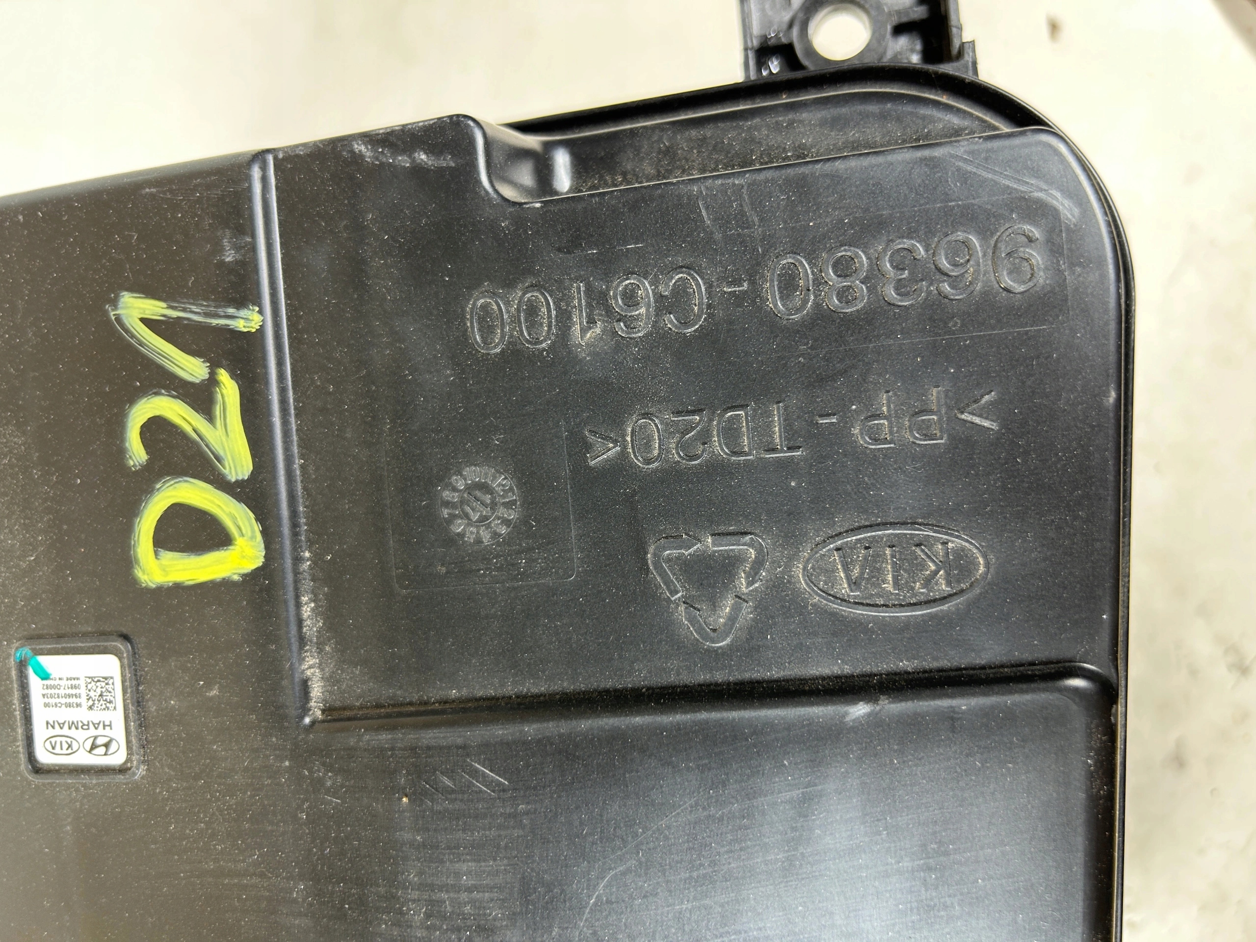 Kia Sorento 3 III subwoofer speaker 96380-C6100
