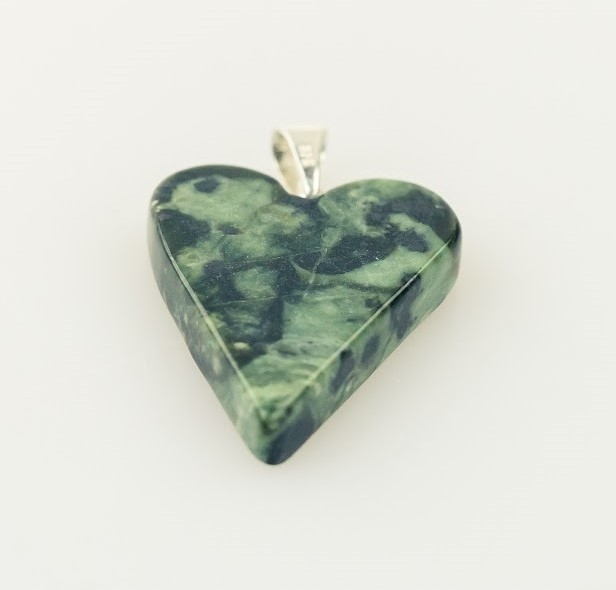 Wisiorek - serce z zielonego serpentynitu
