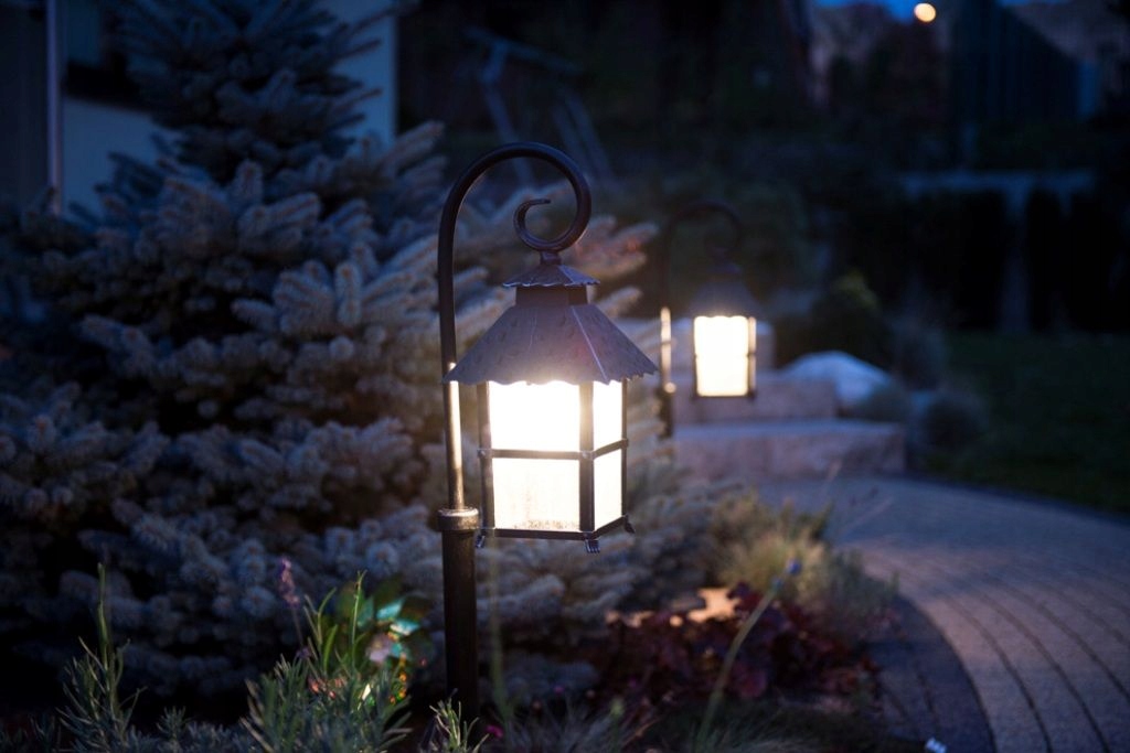 Stojaca záhradná lampa na viacúrovňové terasy ozdobné múriky Cadiz E27