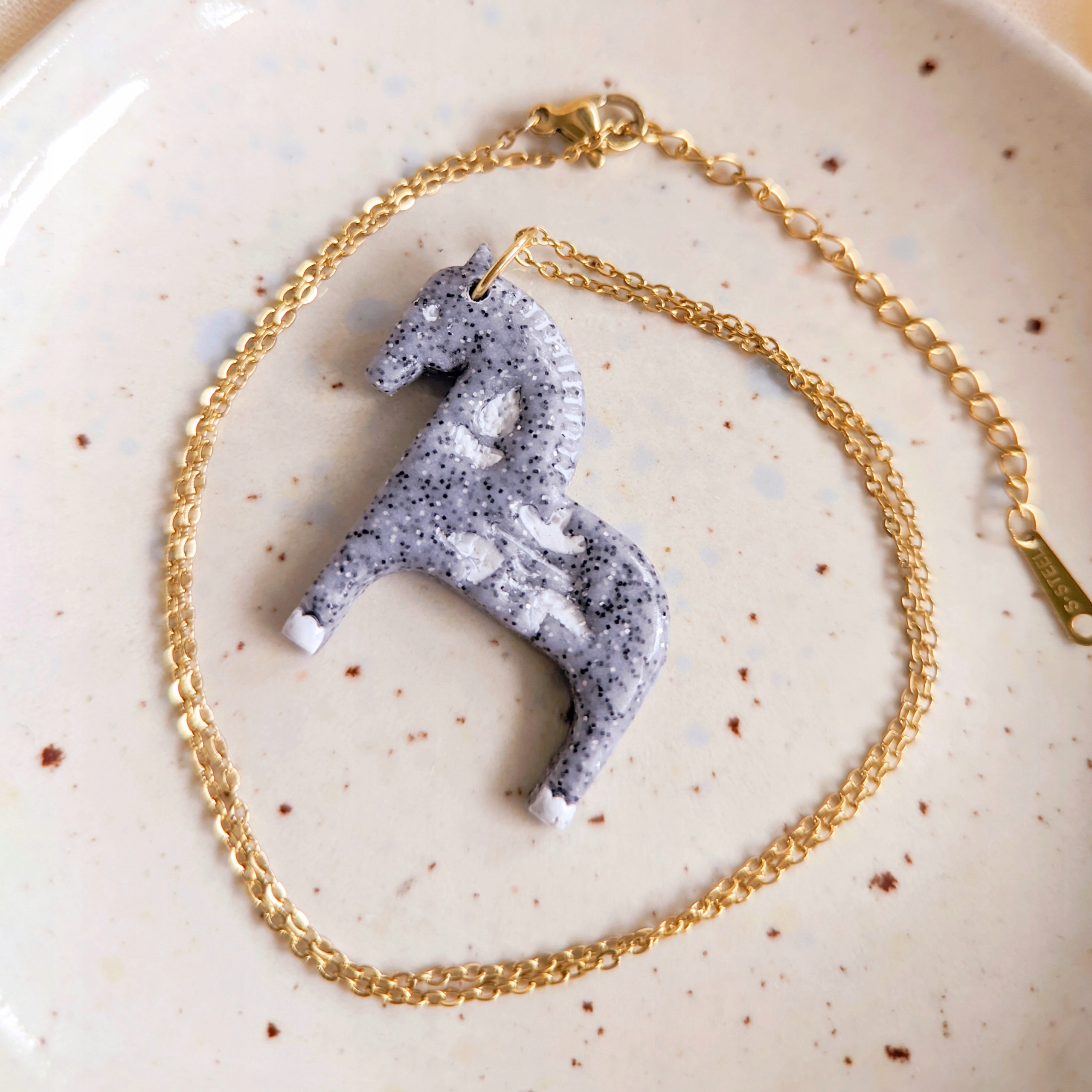 Náhrdelník s koněm , přívěsek s podobiznou koně pro fanynku koní v boho stylu