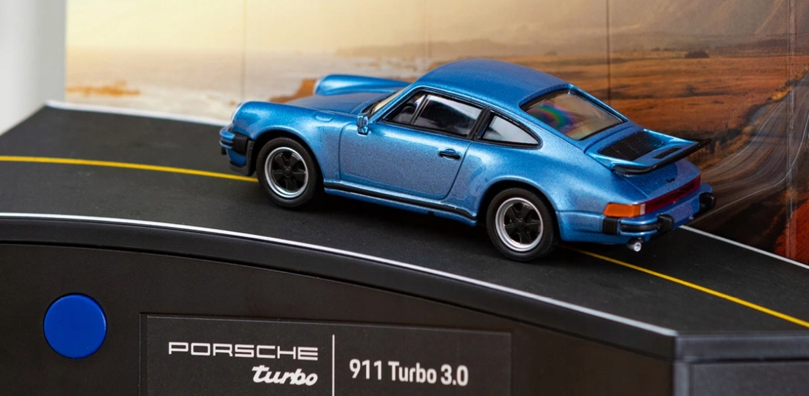 Адвент-календарь Franzis MachineWorks Porsche 911 Turbo 67221, модель 1:43 со звуком, от 14 лет — фото 3