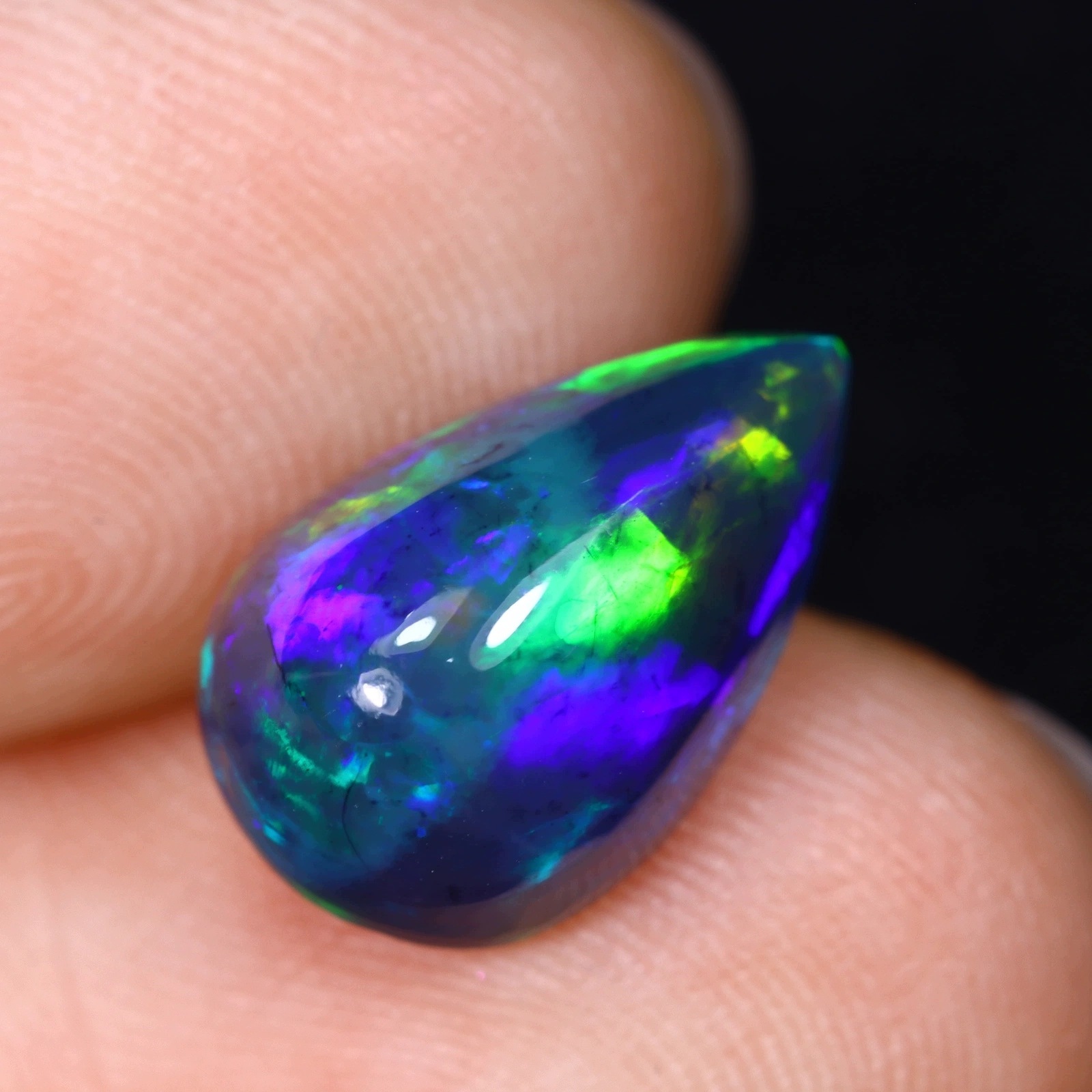 Přírodní opál Černý 2.71 ct Kabošon Etiopie certifikát Wbd