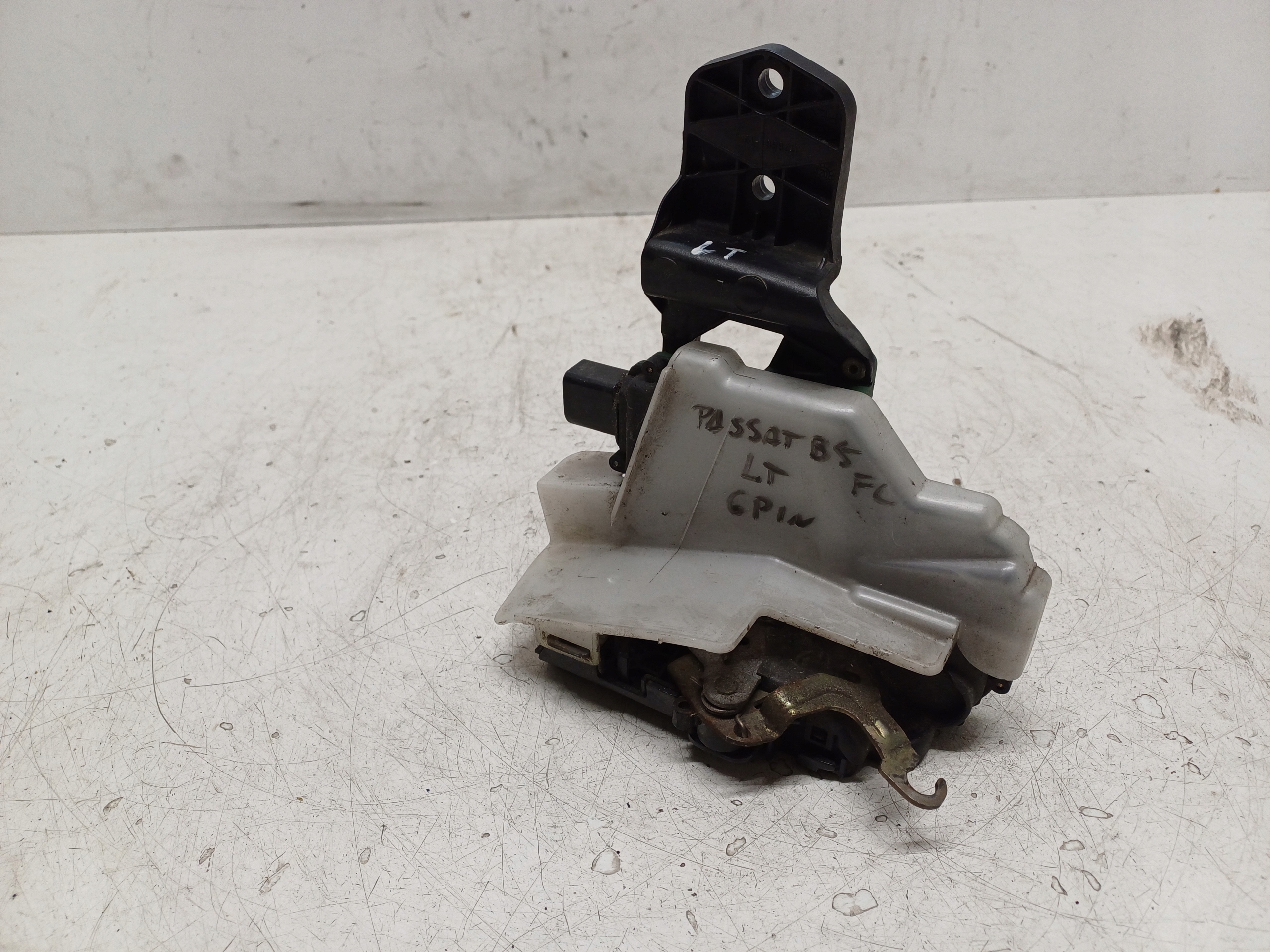 VW PASSAT B5 96-05 ZAMEK LEWY TYŁ 6PIN