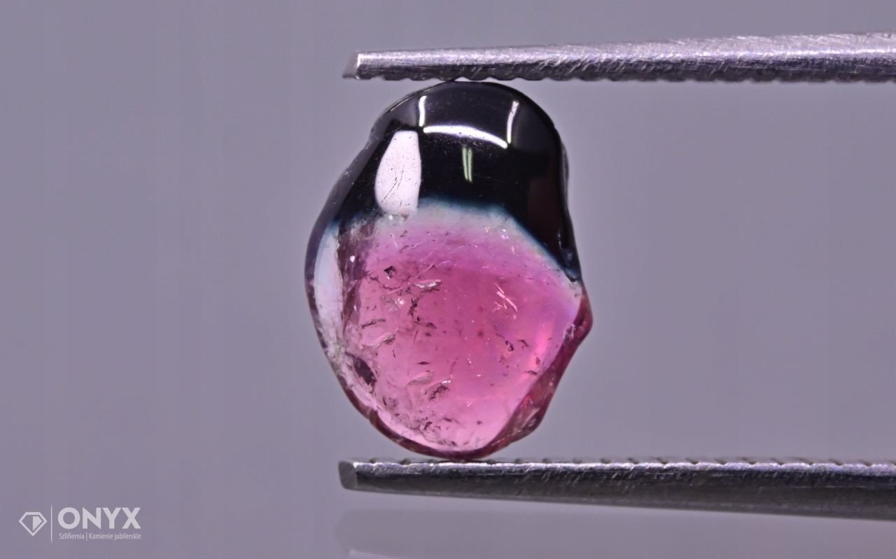 Turmalín konvexní nepravidelná destička 8x6 mm