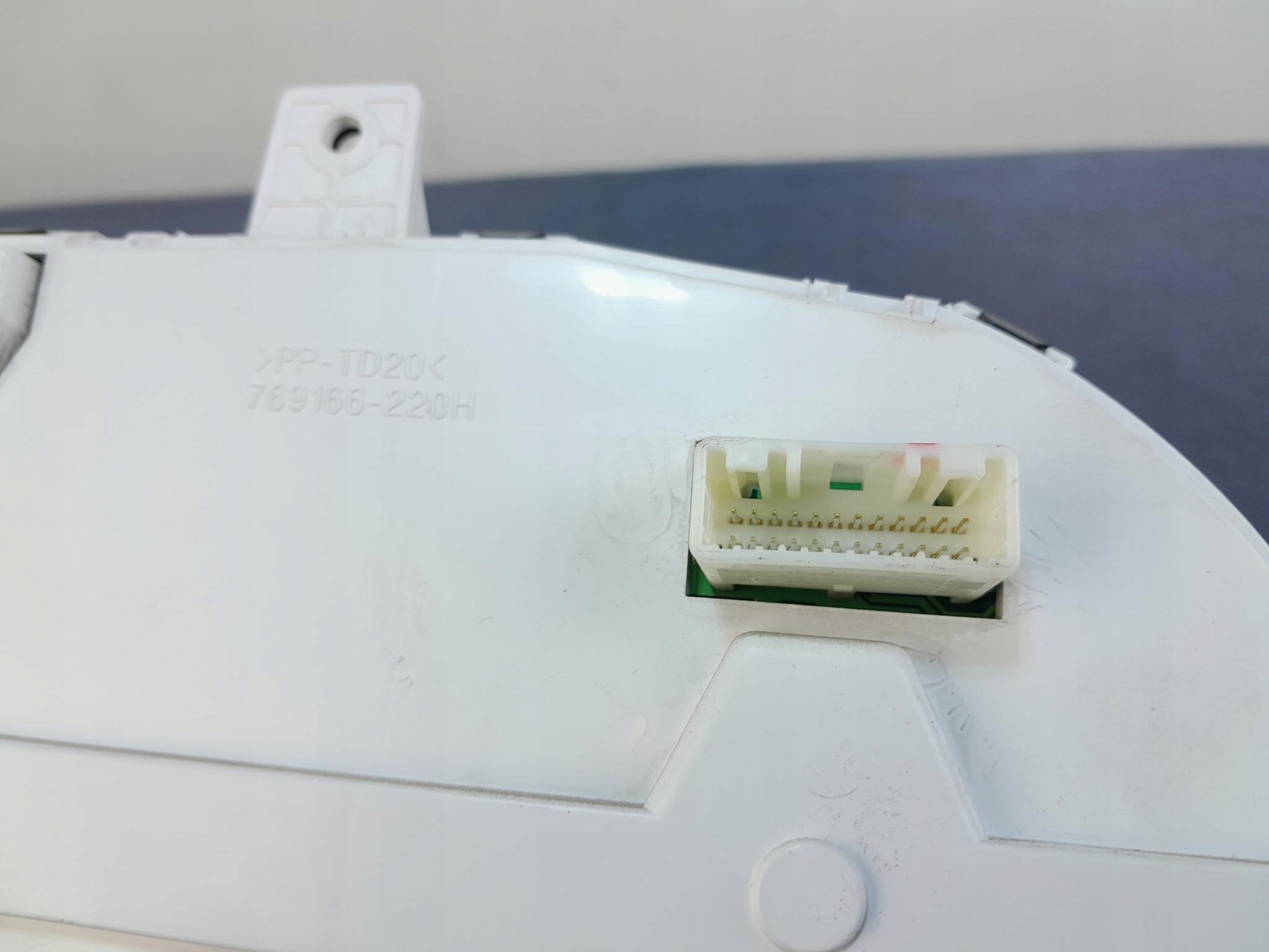 Outlander II 2.0 DID спидометр часы 769166-220H