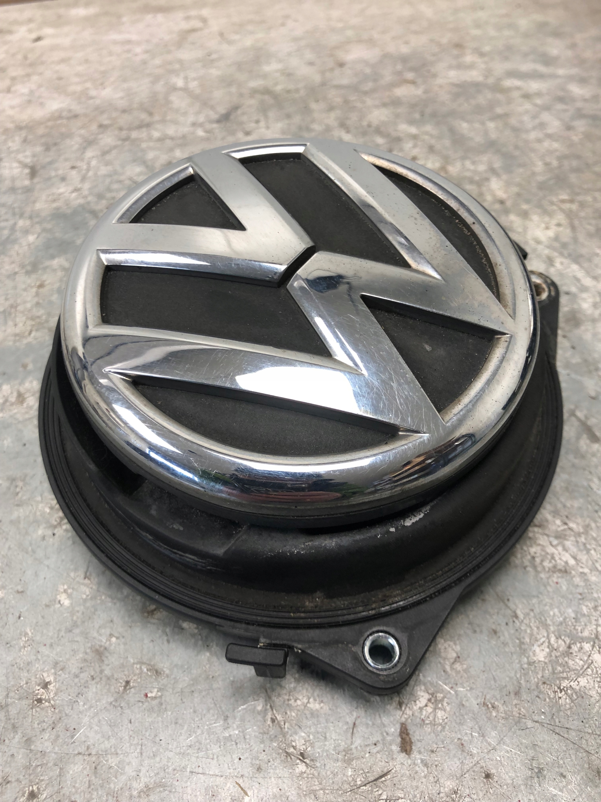 logo handle bonnet VW GOLF VI 3D 3C5827469E