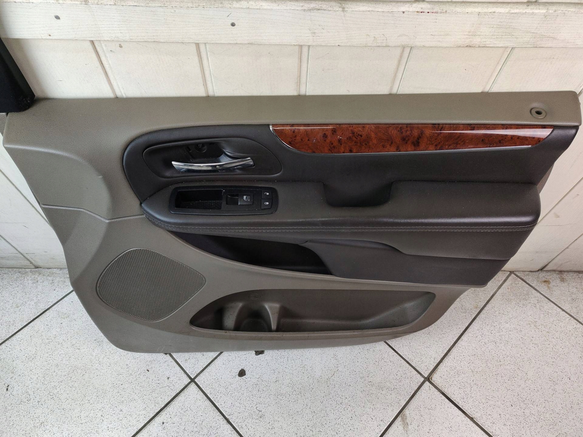 side door front right side Chrysler Town and Country 5 facelift 2014