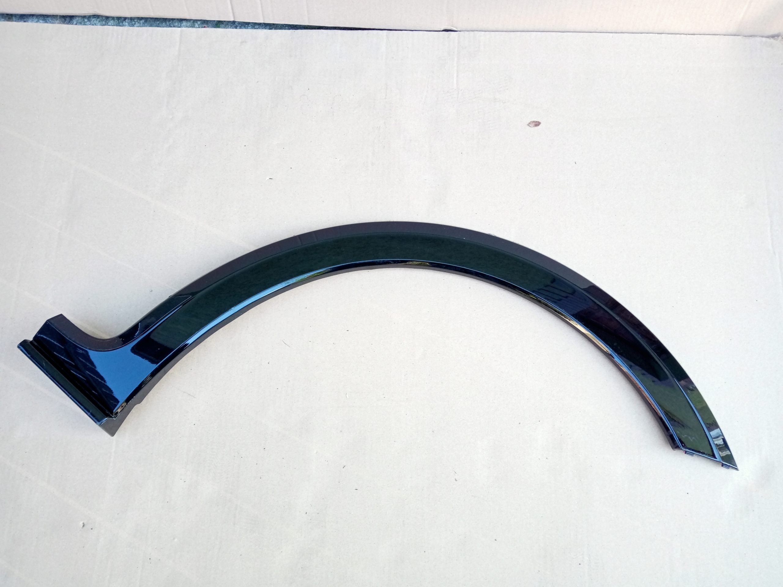 VW НОВИЙ BEETLE R-LINE ЛІВА НАКЛАДКА КРИЛА ЗАД.