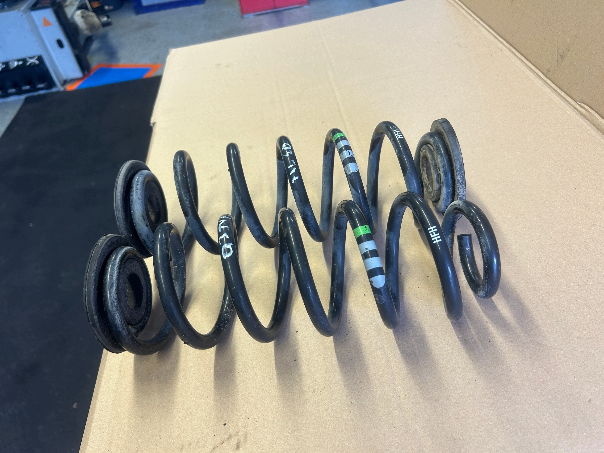 AUDI Q3 8U LIFT 2,0 TDI S-LINE fahrwerksfeder hinten KOMPLET