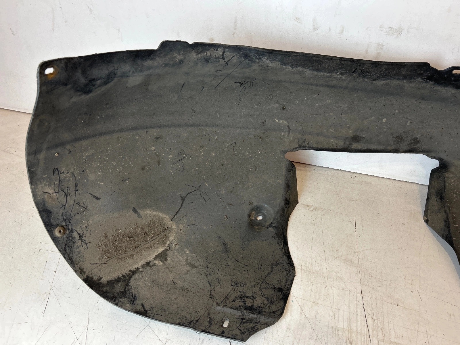 damaged mudguard right front Volkswagen Passat B7