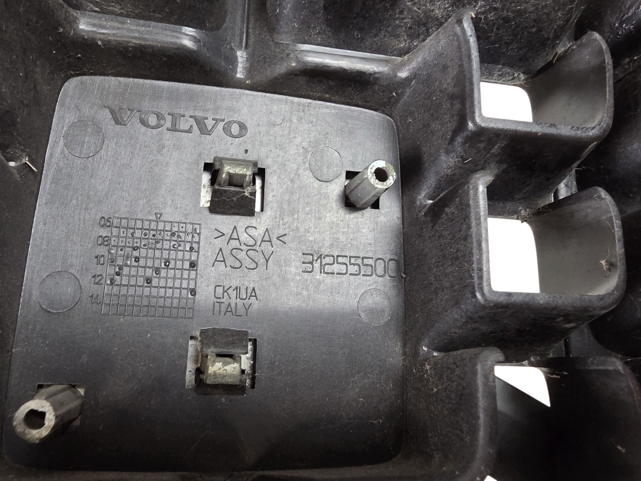 VOLVO V70 2008 grille complete original. nice 31255500