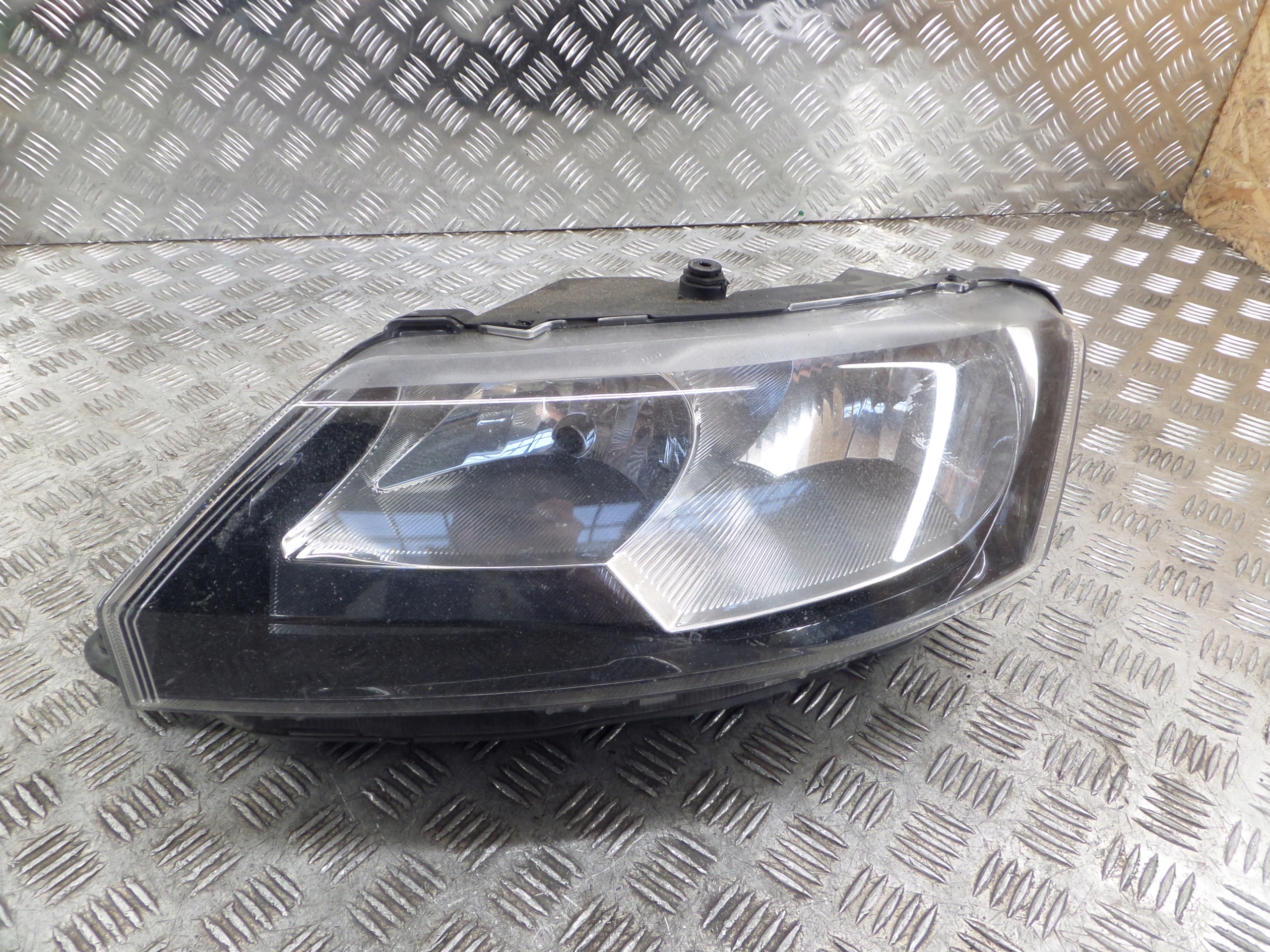feu gauche avant SKODA RAPID 5JC941015