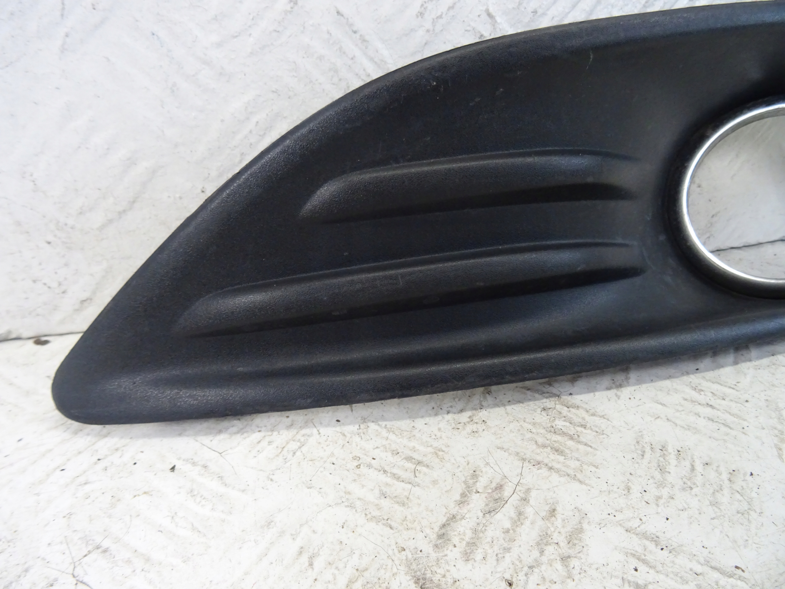 grid of a bumper front front left FORD FIESTA MK7 MK-7 C1BB-15A299-A