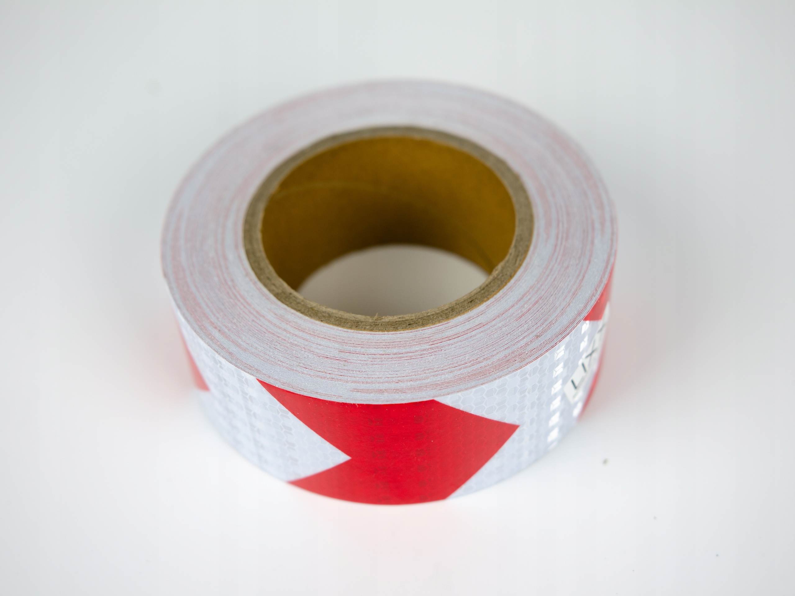 TAŚMA ODBLASKOWA SAMOPRZYLEPNA rolka 25M x 5CM STRZAŁKI BIAŁO CZERWONE EAN (GTIN) 5906468802963