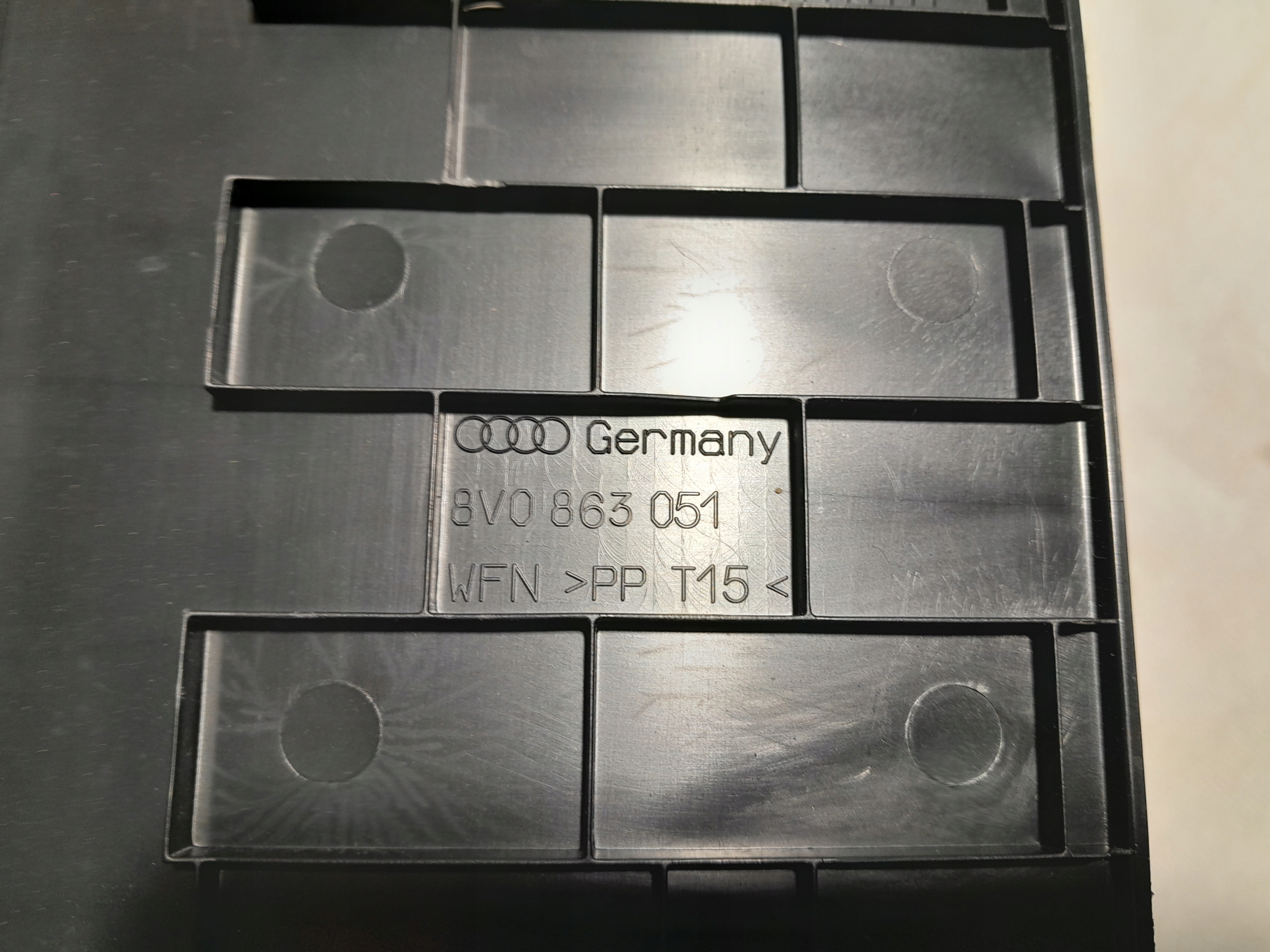 AUDI A3 S3 8V Kryt zosilovača 8V0863051
