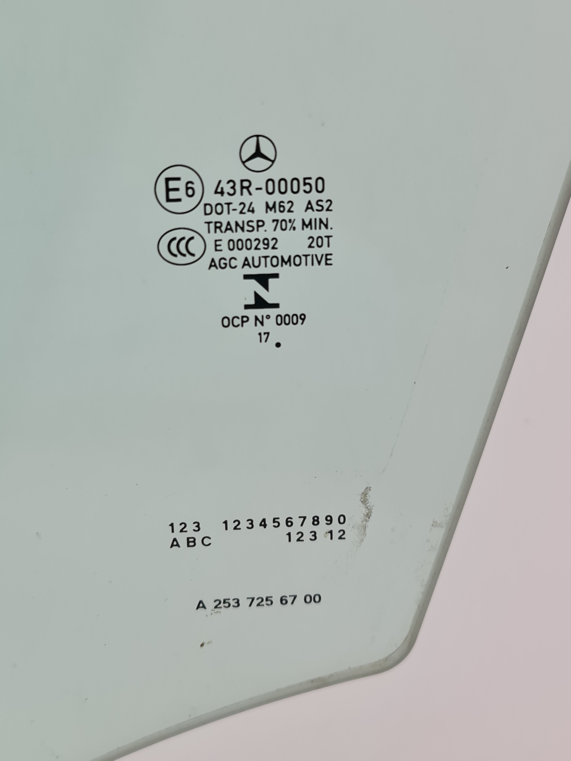 A2537256700 - Стекло передней левой двери MERCEDES GLC W253