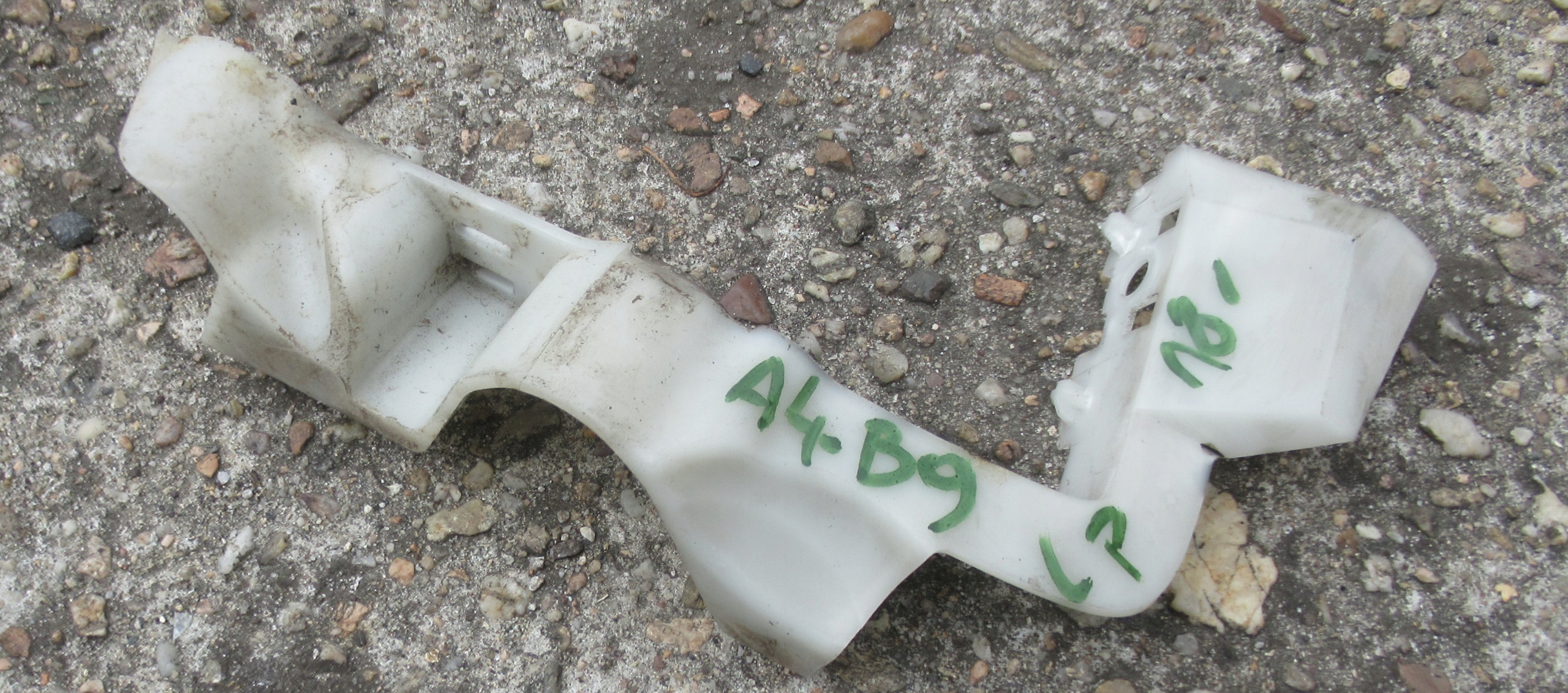 AUDI A4 B9 AVANT 3.0 TDI 18R bumper bracket left front