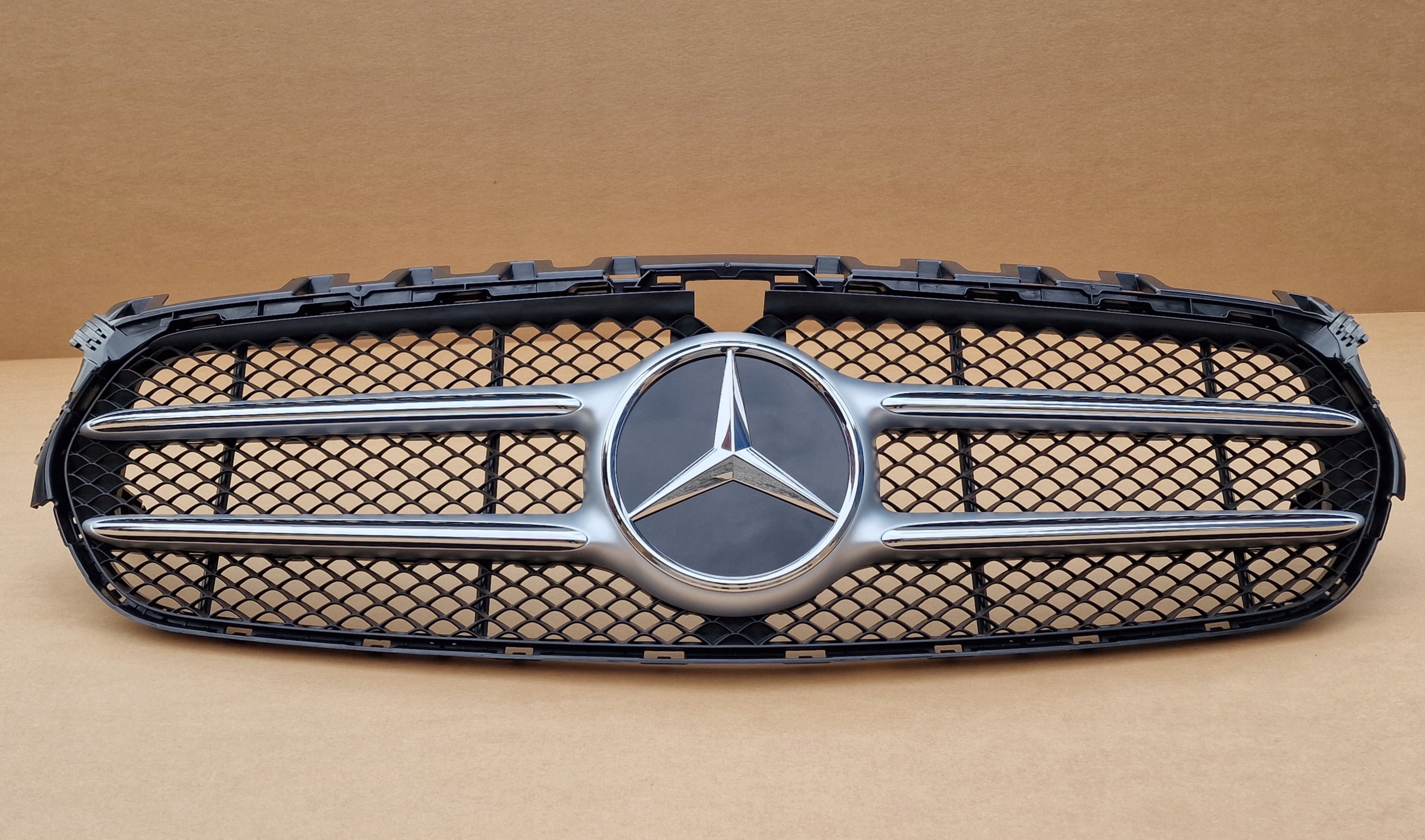 KOMPLETNY IDEALNY GRILL ATRAPA MERCEDES KLASY B W247 POD KAMERE