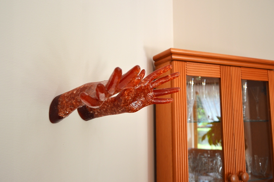 SZKLANE RĘCE WIESZAK RĘCZNIE ROBIONY RZEŹBA HAK PL Wysokość 12 mm