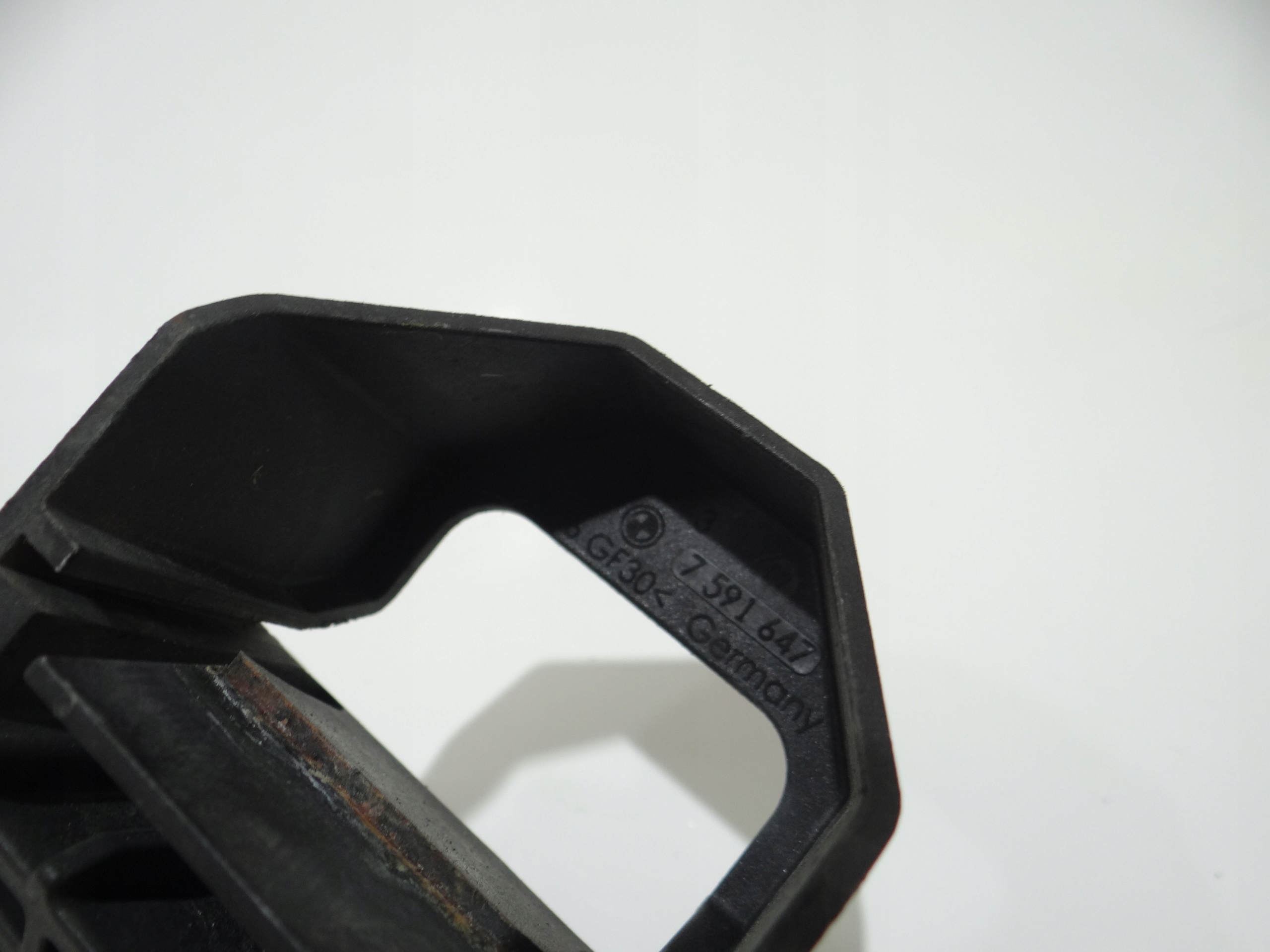 Halter Halter des Kühlers links BMW E84 E87 E88 E90 7591647
