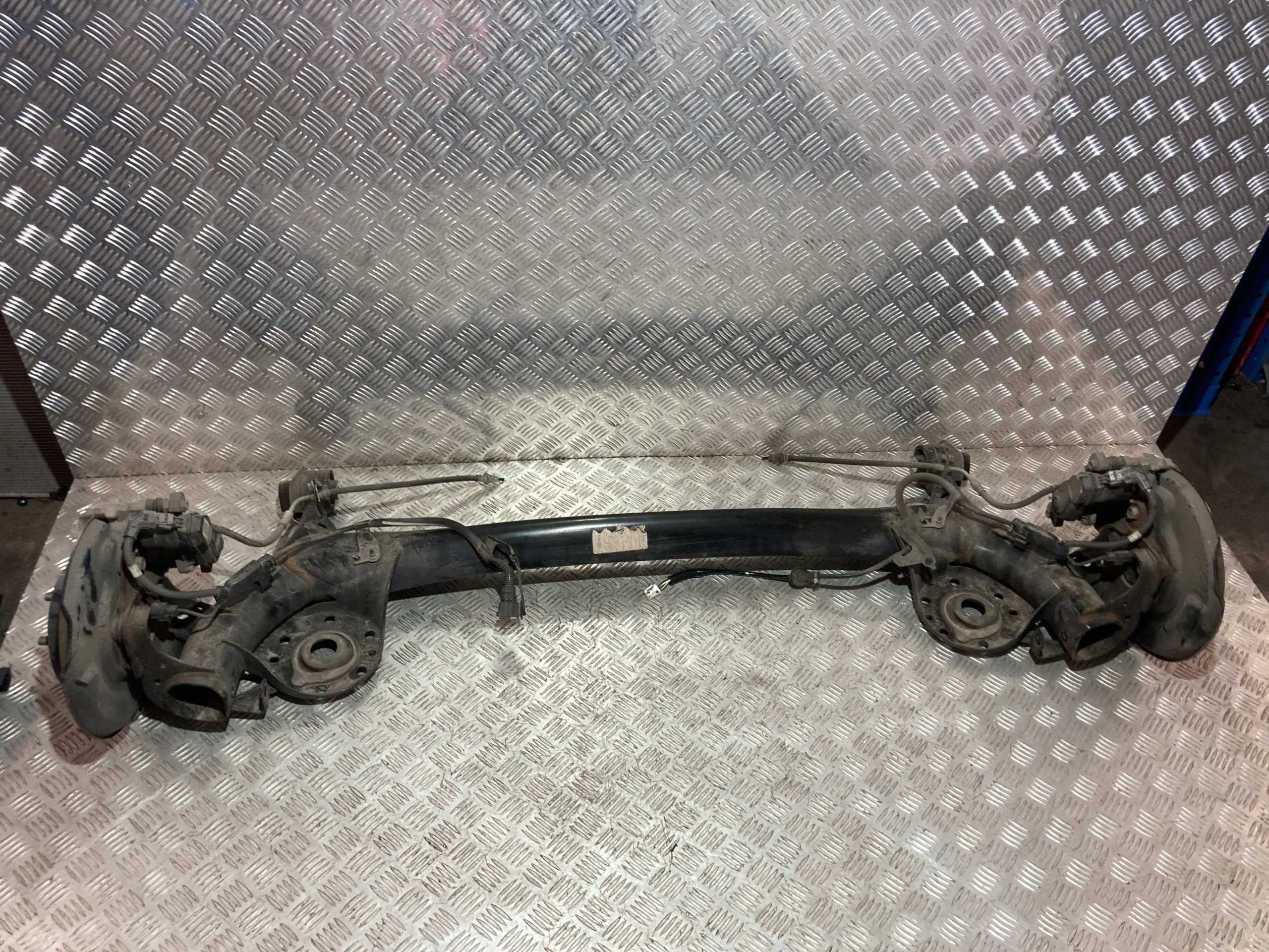 BELKA ZAWIESZENIA TYŁ TOYOTA YARIS IV 20- 8W7