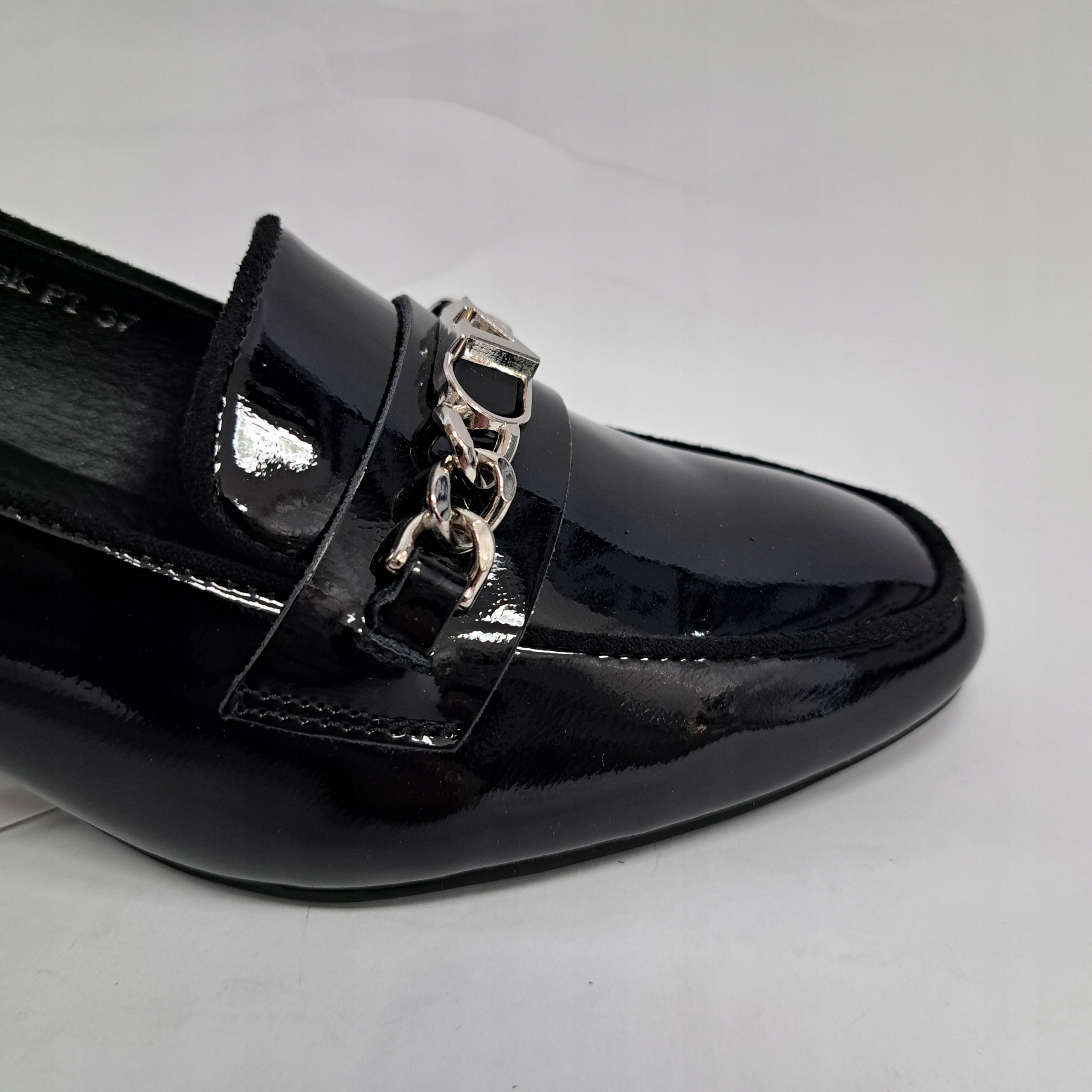 Eleganckie skórzane mokasyny na obcasie r.38 Wzór dominujący bez wzoru