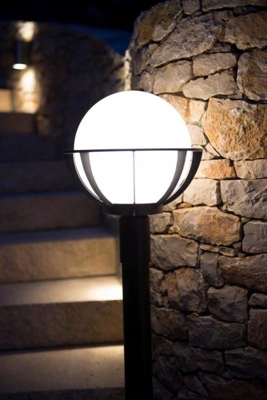 Czarna lampa elewacyjna biała kula z koszykiem Stan opakowania oryginalne