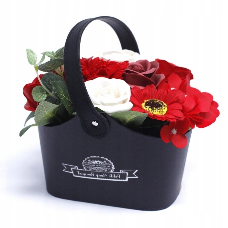 Červená mýdlová kytice v košíku, krásná pro ni