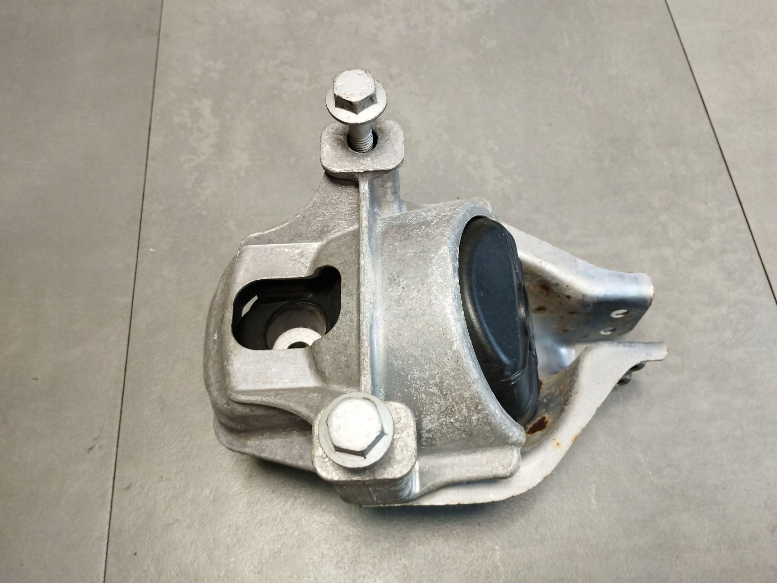 Audi A5 Sportback 8TA 2.0 TDI engine mount 8R0199381AN