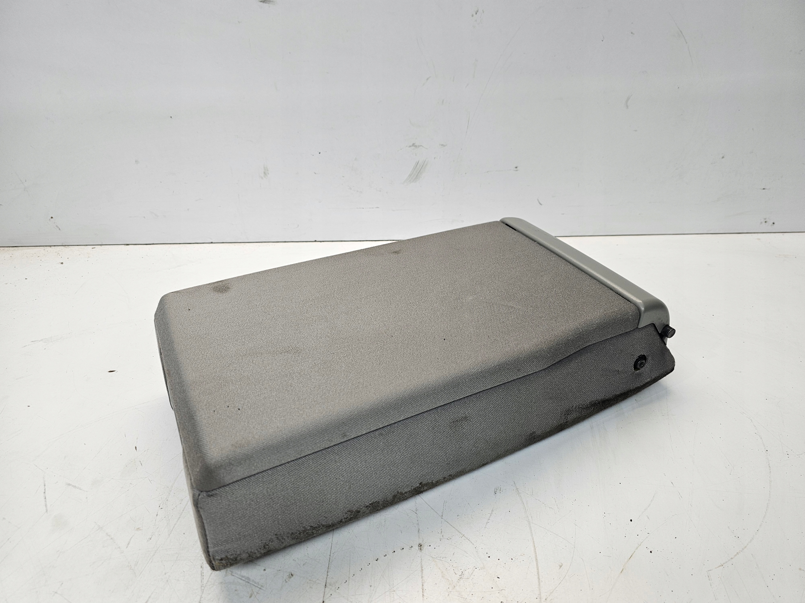 bracciolo KANAPY posteriore AUDI A6 C6 WELUR JASNY