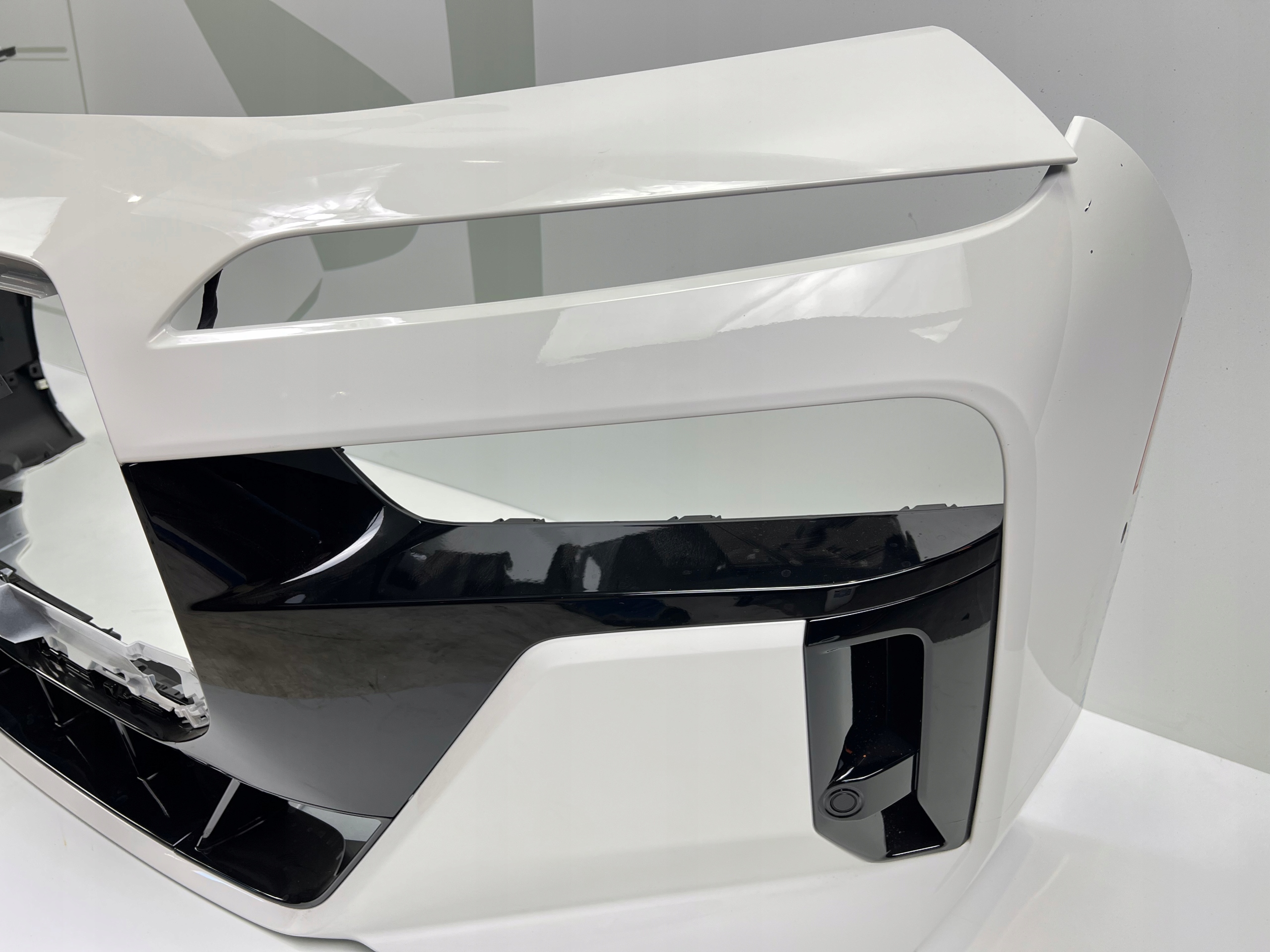 front bumper BMW G70 m-packet USA 4XPDC A300 ALPIN WEISS