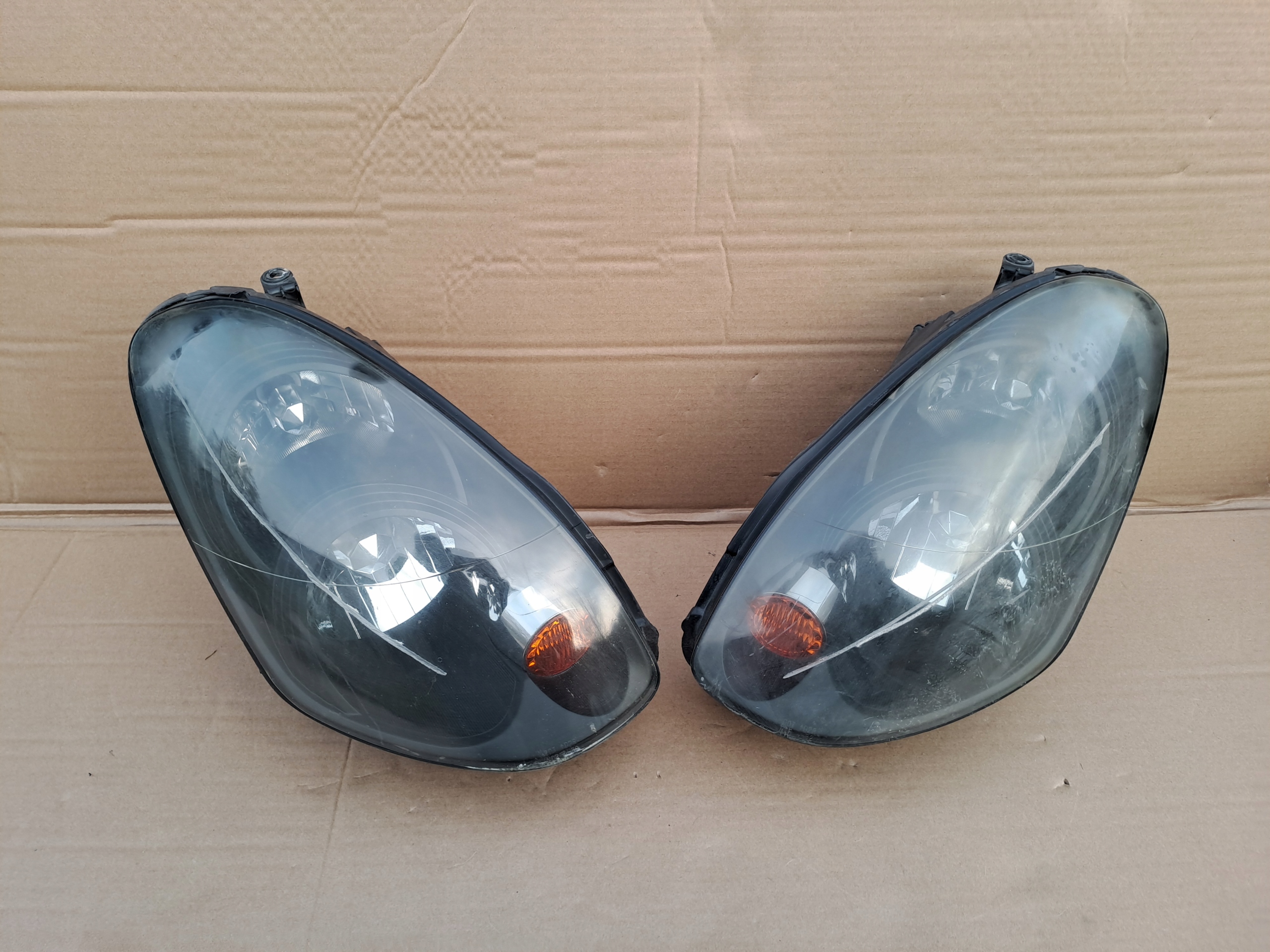 ІНФІНІТІ G35 ПРАВА ФАРА КСЕНОН Б/В