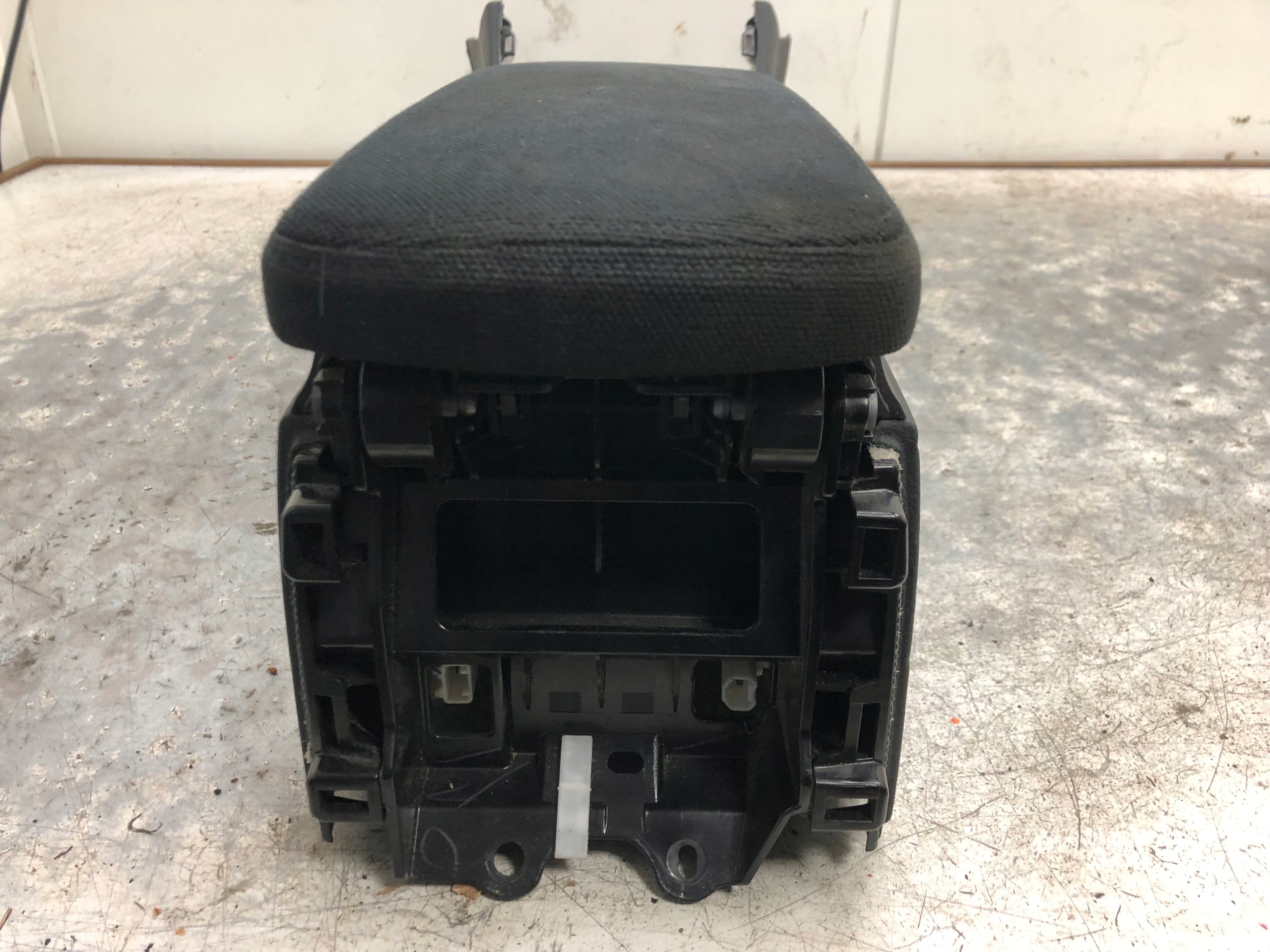 TUNEL central armrest LEXUS IS220 58911-53130