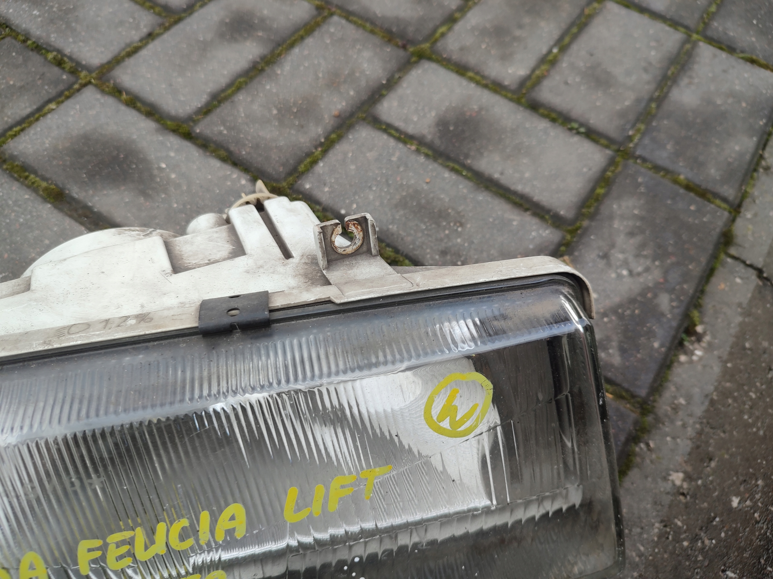 light front right Skoda Felicia and 246150-00