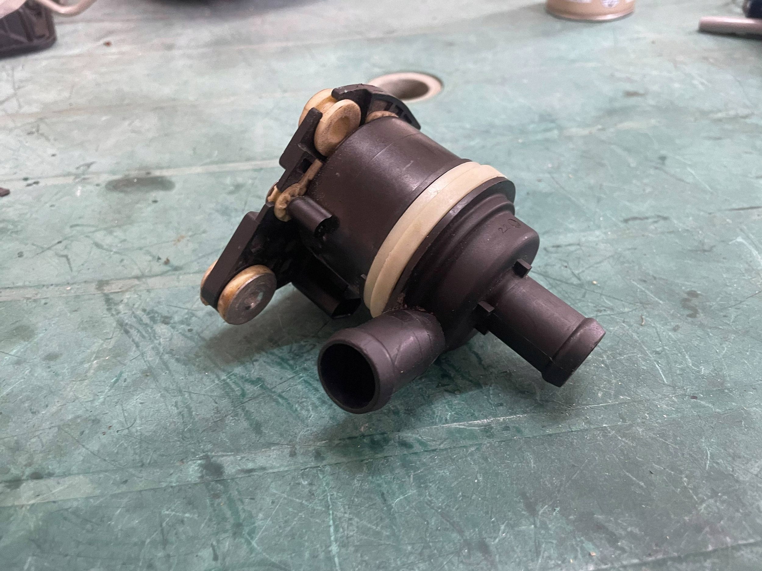 dodatna vodena pumpa AUDI A4 S4 B8 8K 059121012B @A