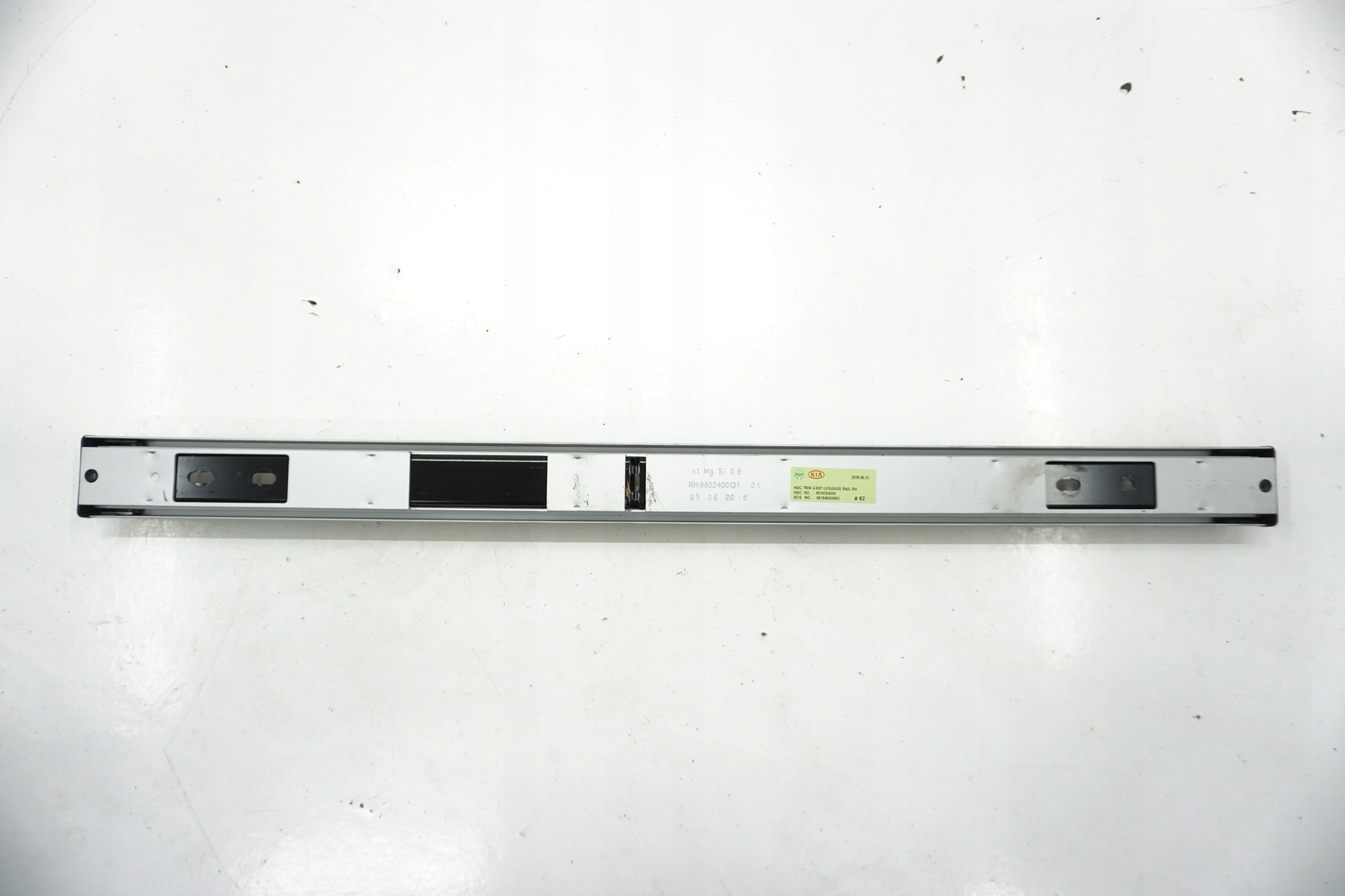 OPTIMA IV Универсал направляющая багажника 85792-D4350