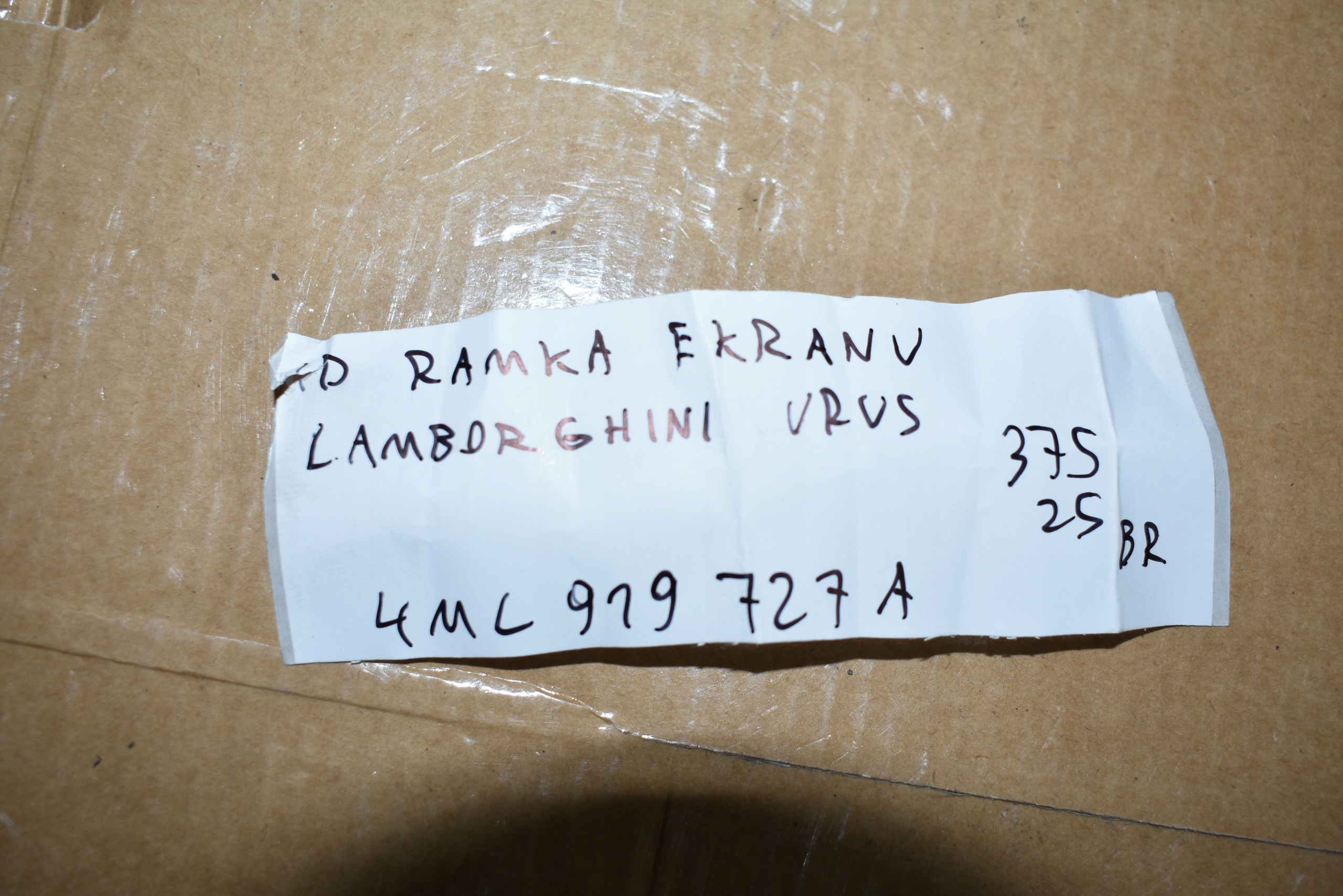 IDEALNA frame EKRANU LAMBORGHINI URUS 1