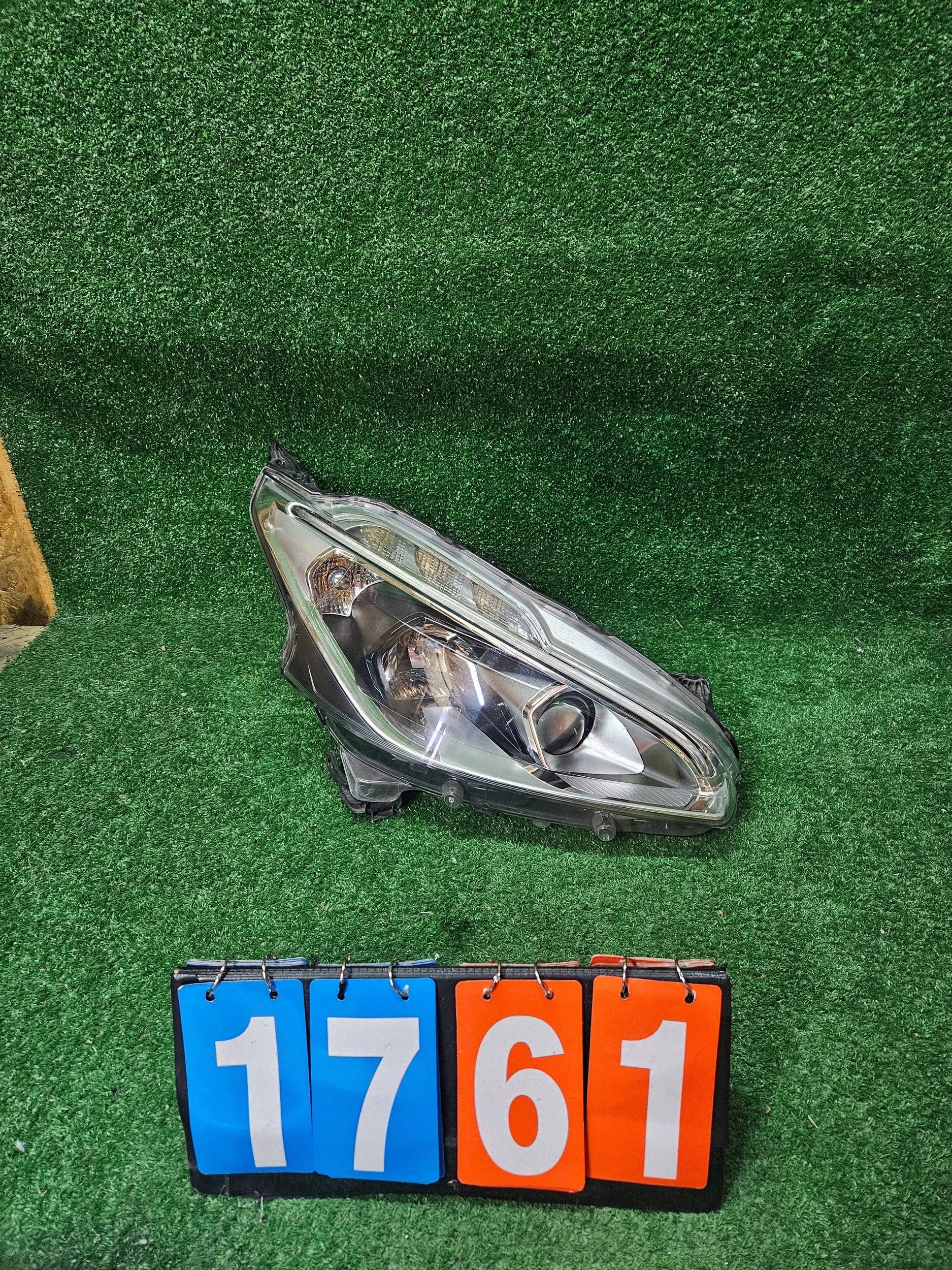 REFLEKTOR right front PEUGEOT 208 and LIFT 15- NR.R1761