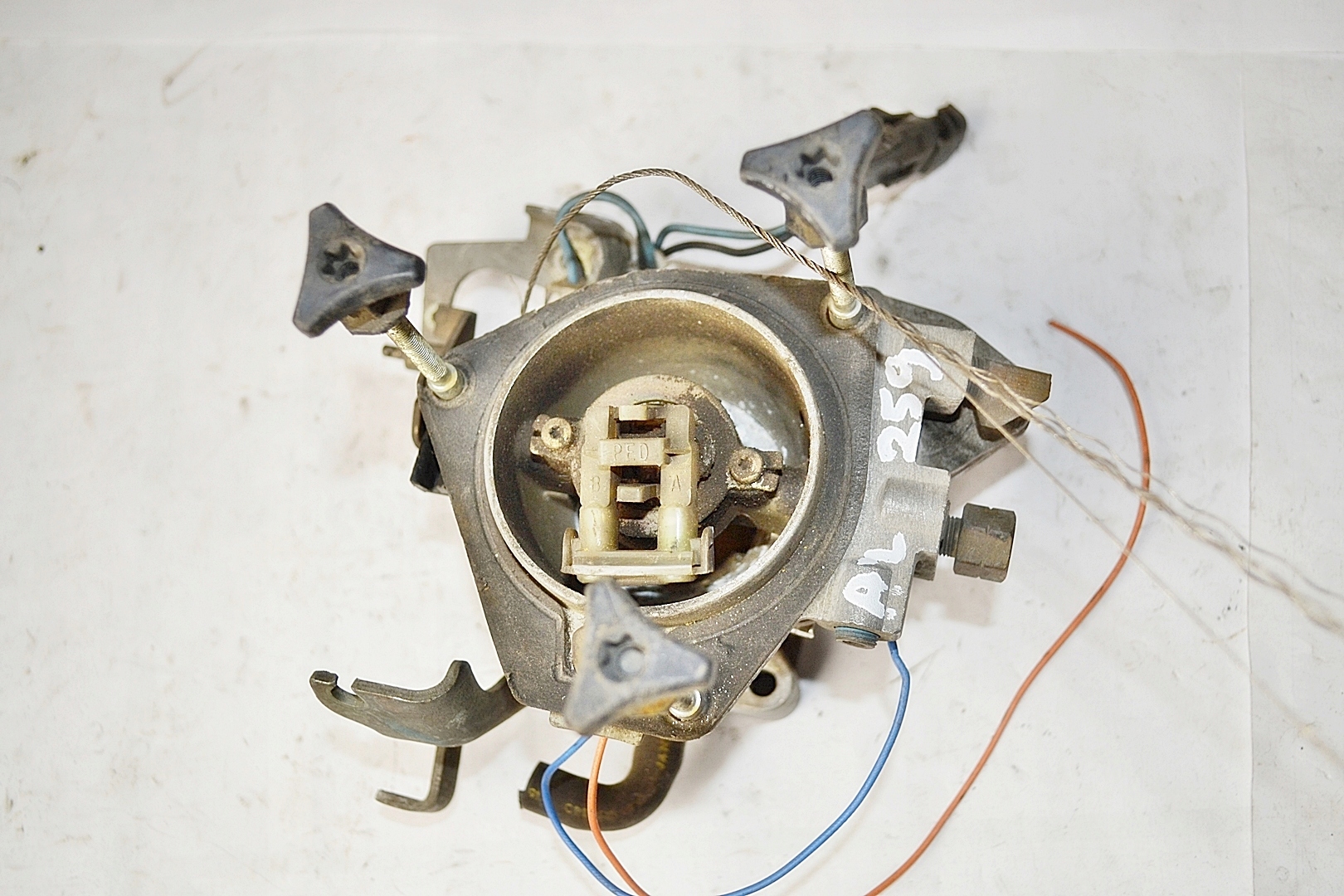 RENAULT GAŹNIK 8679E 40911 3684