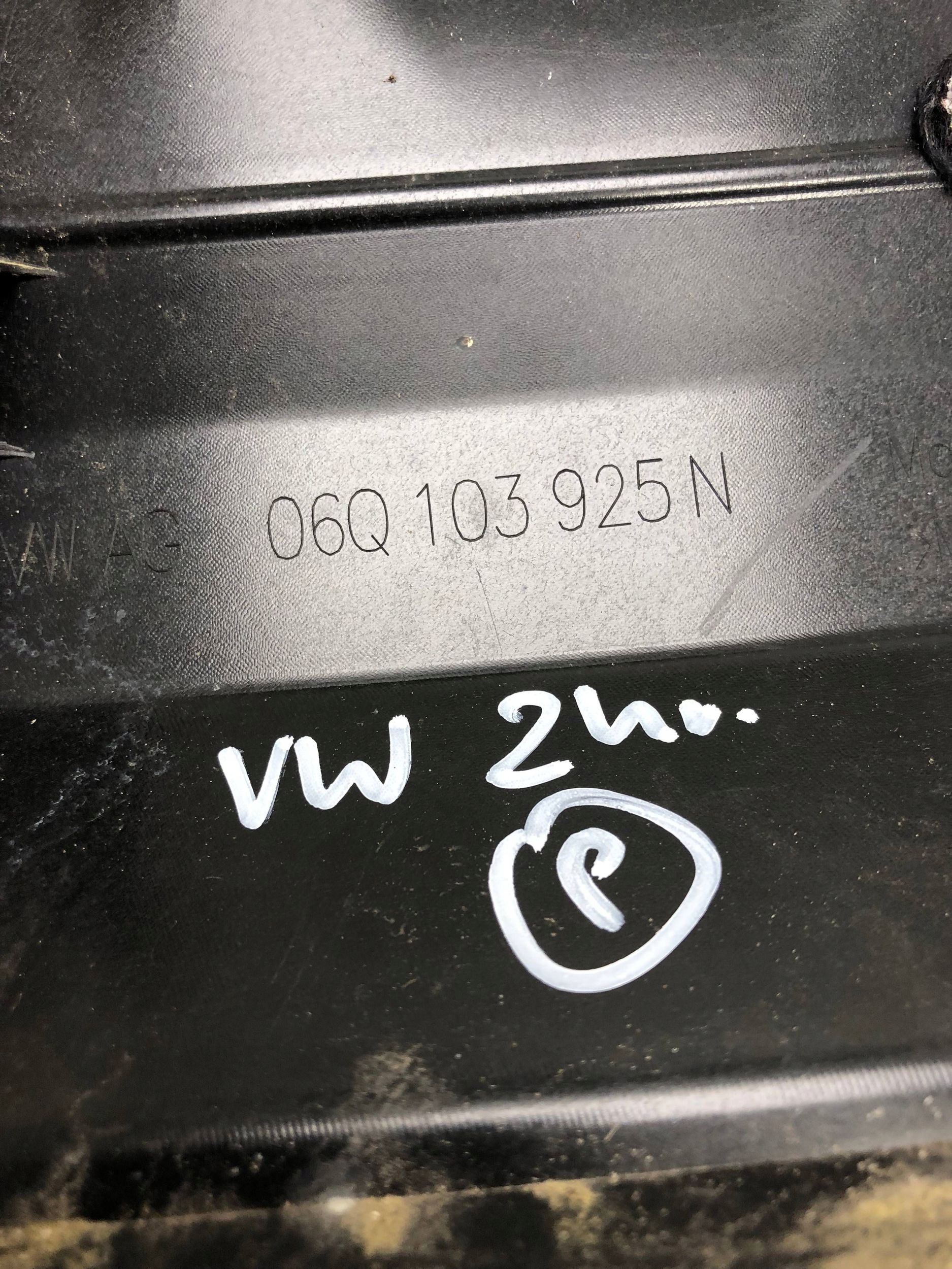 Abdeckung Blende Abdeckung DES MOTORS VW 06Q103925N